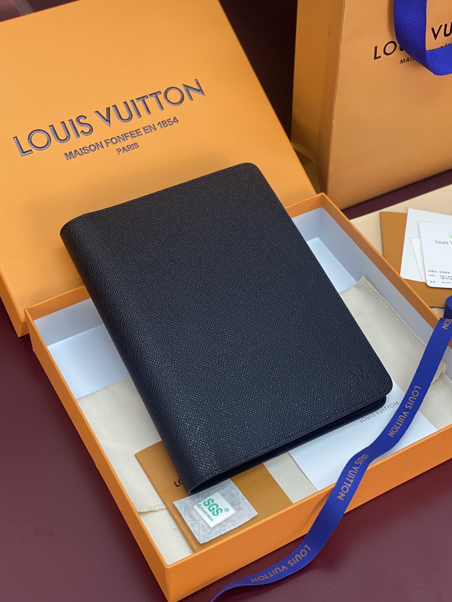 NO:813217,R20100 Cross pattern!  Desktop notepad cover!  Suitable for desktops, this elegant and spacious notepad cover is made of Monogram canvas and can easily accommodate A5 note paper and small paper, and can also add an address book. 18.5 x 23 x 3 cm (length x height x width)., LV wallet, louis vuitton, wallets19860909R20100 十字纹！ 桌面记事本封面！适用于桌面,此优雅宽敞的记事本封套以Monogram帆布制造,轻易容纳A5笔记纸及小型纸张,另可加上地址电话册. 18.5 x 23 x 3 厘米 (长度 x 高 x 宽).,LV钱包,louis vuitton,wallets,Wallet purse