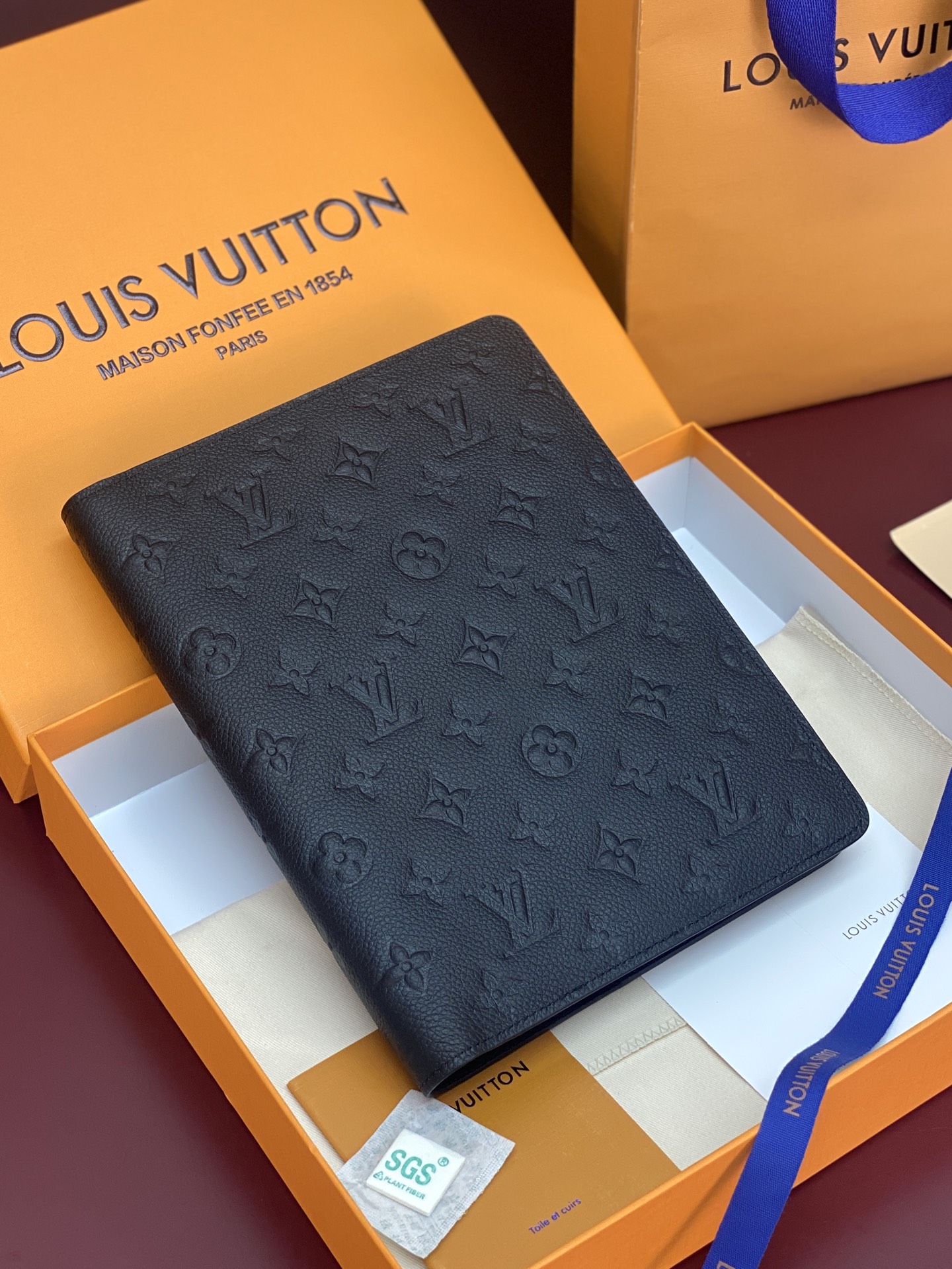 NO:813210,R20100 embossed black!  Desktop notepad cover!  Suitable for desktops, this elegant and spacious notepad cover is made of Monogram canvas and can easily accommodate A5 note paper and small paper, and can also add an address book. 18.5 x 23 x 3 cm (length x height x width)., LV wallet, louis vuitton, wallets19860909R20100 压花黑！ 桌面记事本封面！适用于桌面,此优雅宽敞的记事本封套以Monogram帆布制造,轻易容纳A5笔记纸及小型纸张,另可加上地址电话册. 18.5 x 23 x 3 厘米 (长度 x 高 x 宽).,LV钱包,louis vuitton,wallets,Wallet purse
