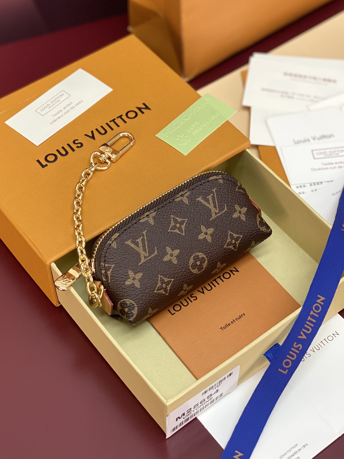 NO:813026,M25694! This mini version of the storage bag is inspired by Louis Vuitton's classic makeup storage bag. It is exquisitely crafted and specially designed to store a single lipstick. It is decorated with the iconic 'Vuittonite' lining, Monogram canvas and elegant chains and buckles. It perfectly combines traditional exquisite style with modern practical functions. 11 x 6 x 3.3 cm (length x height x width)., LV wallet, louis vuitton, louis vuitton, wallets19860909M25694！這款迷你版收納包取材自路易威登的經典彩妝收納包,造工精湛,專為存放單支唇膏而設,綴有標誌性的「Vuittonite」襯裡、Monogram帆布和優雅的鏈條及扣環,完美融合傳統精緻格調與現代實用功能. 11 x 6 x 3.3 厘米 (長度 x 高度 x 闊度).,LV钱包,louis vuitton,louis vuitton,wallets,Wallet purse