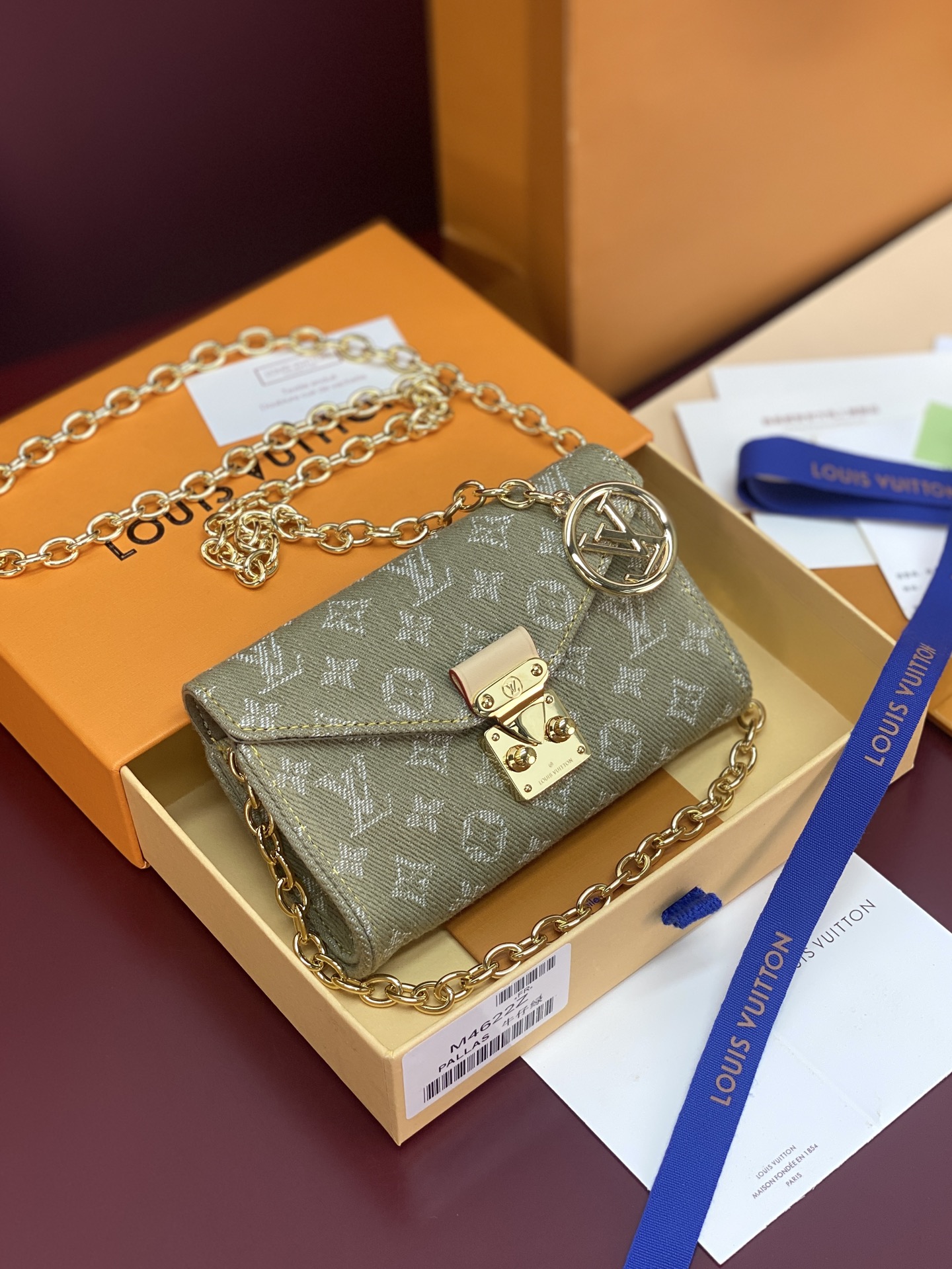 NO:813008,M4622Z denim green!  OUCH METIS belt, this ouch Metis belt interprets a classic with a modern design, combining multiple functions and versatile style. The denim storage bag is paved with the iconic Monogram pattern using jacquard weaving technology, which complements the chain design. The LV Circle logo decoration adds a finishing touch to the chain, and the detachable storage bag enriches the styling possibilities and flexibly interprets the versatile style. 13.5 x 8 cm (height x width)., LV wallet, louis  vuitton,wallets19860909M4622Z 牛仔绿！OUCH METIS 腰带、本款 ouch Metis 腰带以现代设计演绎经典之作,糅合多重功能与百搭风尚.丹宁布收纳袋以提花编织工艺铺陈标志性 Monogram 图案,与链条设计相得益彰.LV Circle 标识装饰为链条增添点睛一笔,可拆式收纳袋丰富造型可能,灵活诠释百变型格. 13.5 x 8 厘米 (高 x 宽).,LV钱包,louis vuitton,wallets,Wallet purse