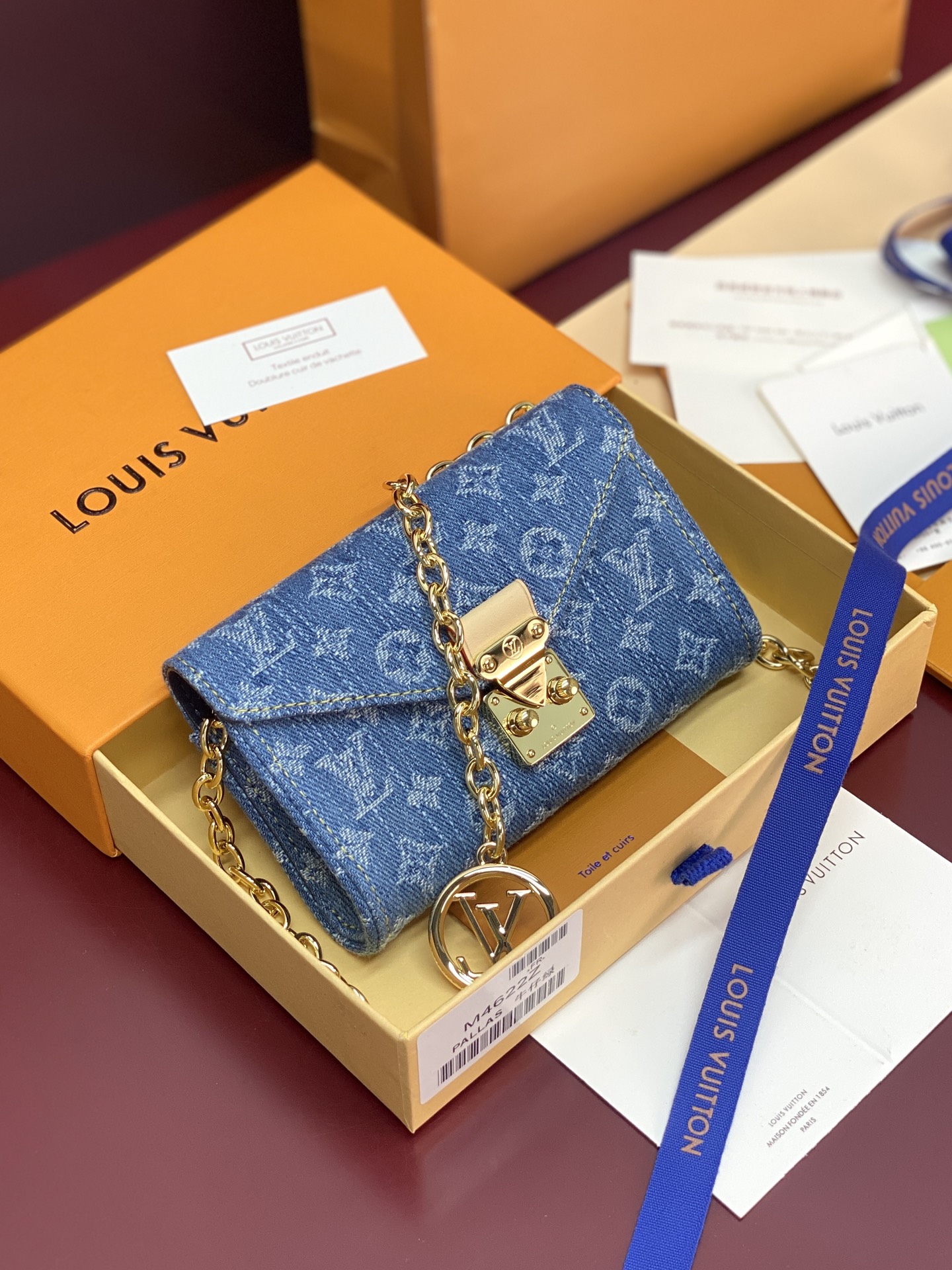 NO:813014,M4622Z denim blue!  OUCH METIS belt, this ouch Metis belt interprets a classic with a modern design, combining multiple functions and versatile style. The denim storage bag is paved with the iconic Monogram pattern using jacquard weaving technology, which complements the chain design. The LV Circle logo decoration adds a finishing touch to the chain, and the detachable storage bag enriches the styling possibilities and flexibly interprets the versatile style. 13.5 x 8 cm (height x width)., LV wallet, louis  vuitton,wallets19860909M4622Z 牛仔蓝！OUCH METIS 腰带、本款 ouch Metis 腰带以现代设计演绎经典之作,糅合多重功能与百搭风尚.丹宁布收纳袋以提花编织工艺铺陈标志性 Monogram 图案,与链条设计相得益彰.LV Circle 标识装饰为链条增添点睛一笔,可拆式收纳袋丰富造型可能,灵活诠释百变型格. 13.5 x 8 厘米 (高 x 宽).,LV钱包,louis vuitton,wallets,Wallet purse