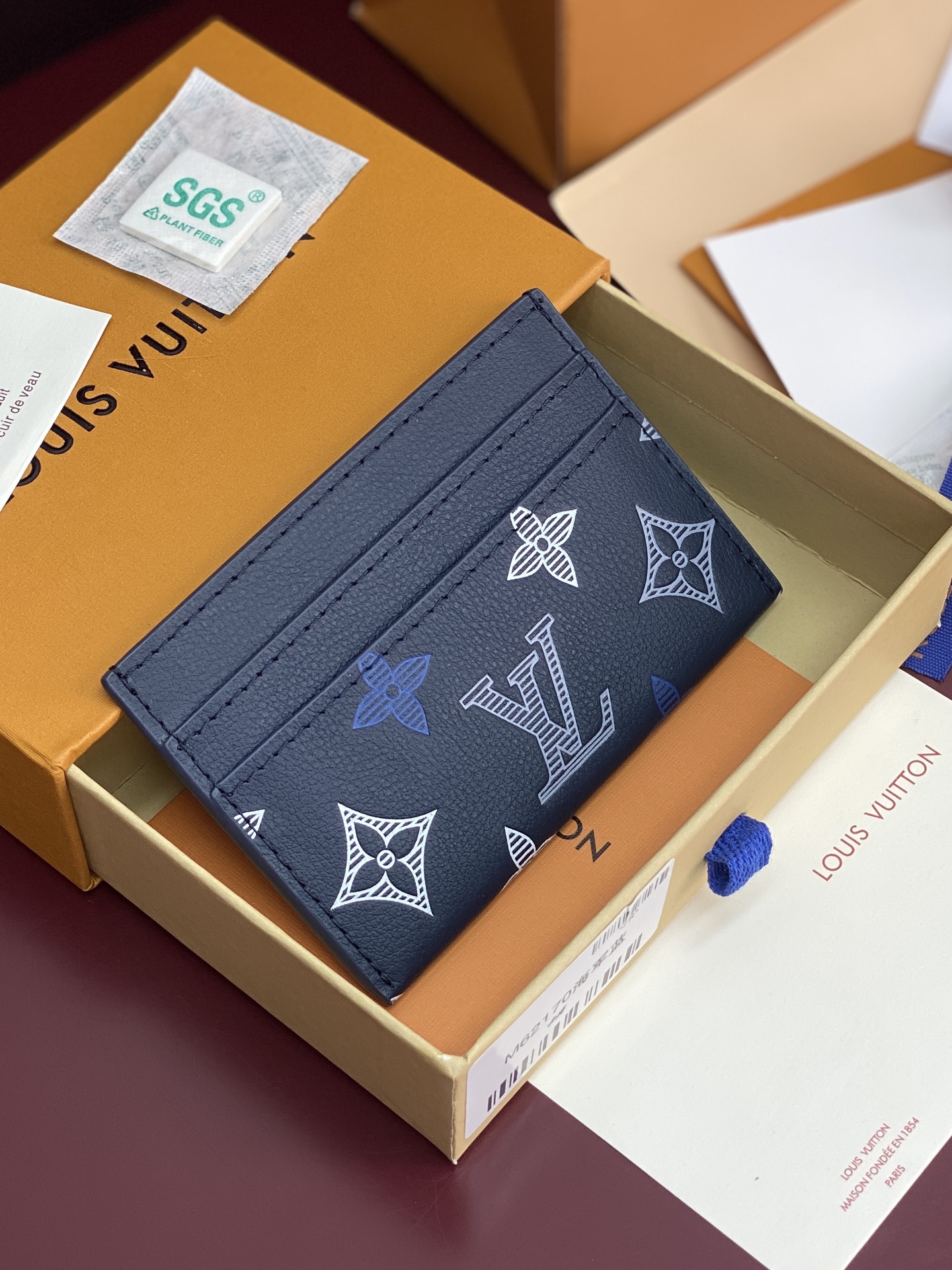 NO:813141,M62170 navy blue!  This card holder made of new Monogram Eclipse coated canvas material has a beautiful and fashionable style. It is compact and can be easily put into a pocket. It is equipped with a central pocket and four slots, which can store credit cards, plane and bus tickets, and business cards. Dimensions: 11.0 x 7.0 x 1.5 cm (length x height x width), LV wallet, louis vuitton, wallets19860909M62170 海军蓝！此款采用全新Monogram Eclipse涂层帆布材质的卡片夹风格靓丽而时髦,体积小巧,可轻松收入口袋中.配有中央口袋与四个插槽,可存放信用卡、飞机与车船票以及名片.尺寸11.0 x 7.0 x 1.5 厘米 (长 x 高 x 宽),LV钱包,louis vuitton,wallets,Wallet purse