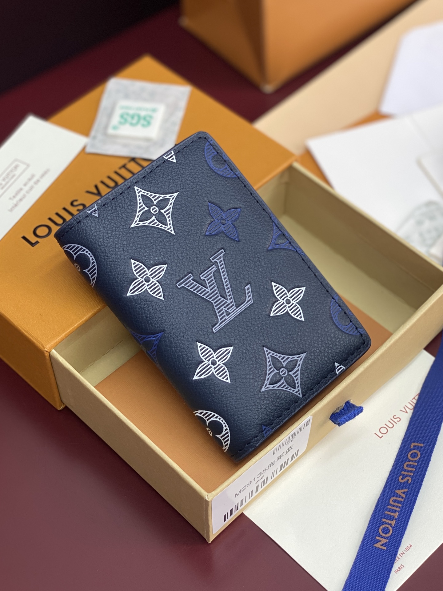 NO:813136,M29135 navy blue!  This model renews the classic design with Monogram Shadow leather. The smooth cow leather subtly reveals the iconic Monogram embossing. It has a card compartment, a coin pocket and a receipt compartment, bringing a perfect gift for Monogram lovers., LV wallet, louis vuitton, wallets, cowhide19860909M29135 海军蓝！本款 以 Monogram Shadow 皮革焕新经典设计.柔滑牛皮革含蓄展露标志性 Monogram 压纹,内设卡片夹层、零钱袋和票据隔层,为 Monogram 爱好者带来臻礼佳选.,LV钱包,louis vuitton,wallets,cowhide,Wallet purse