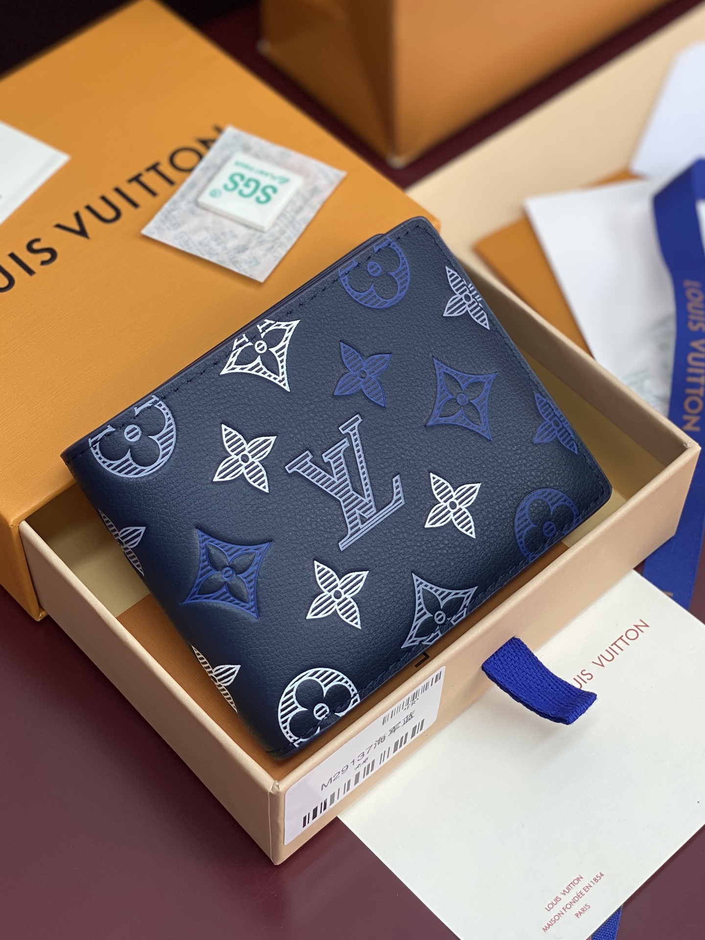 NO:813131,M29137 navy blue!  This Multiple wallet is made of smooth cowhide, using printing and embossing techniques to reproduce the Monogram pattern drawn by Georges Vuitton in 2011, showing a strong retro sentiment. size11.5x9x1.5cm., LV wallet, louis vuitton, wallets, cowhide19860909M29137 海军蓝！本款 Multiple 钱夹选用柔滑牛皮革,以印花和压印工艺再现 Georges Vuitton 年绘制的 Monogram 图案,展露浓郁复古情调 size11.5x9x1.5cm.,LV钱包,louis vuitton,wallets,cowhide,Wallet purse