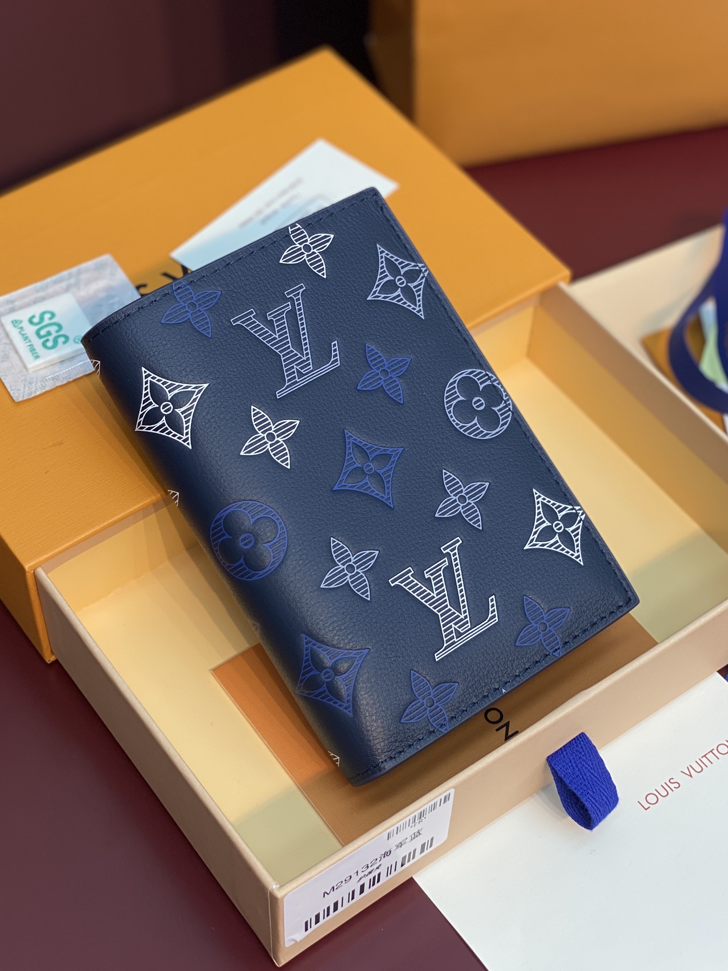 NO:813125,M29132 navy blue!  Passport case, this passport case has the gorgeous texture of Monogram Shadow embossed leather, with open pockets, card compartments and internal patch pockets for secure protection. 14 x 2.5 x 10 cm (height x width x length) Monogram Shadow embossed cow leather, LV wallet, louis vuitton, wallets, cowhide19860909M29132 海军蓝！护照套、本款护照套拥有 Monogram Shadow 压纹皮革的华美质感,以开放式口袋、卡片夹层和内贴袋实现稳妥保护. 14 x 2.5 x 10 厘米 (高 x 宽 x 长度) Monogram Shadow 压纹牛皮革,LV钱包,louis vuitton,wallets,cowhide,Wallet purse