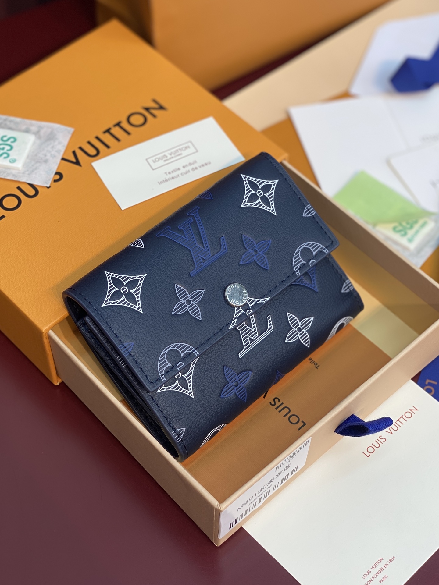 NO:813118,M29130 navy blue! Victor Wallet, this compact Victor wallet is made of Monogram Shadow cowhide with a delicate Monogram embossed pattern, exuding a 'low-key luxury' temperament. The interior of the wallet is practical and equipped with a zipper pocket, a pocket for storing banknotes and receipts, and five business card compartments. The flap is equipped with a snap button design and is embellished with the Louis Vuitton logo. 11.5 x 9 x 2.5 cm (length x height x width)., LV wallet, louis vuitton,louis vuitton,wallets,cowhide19860909M29130 海军蓝！Victor 錢包、這款小巧的Victor錢包以Monogram Shadow牛皮製作,綴有細緻的Monogram壓花圖案,散發「低調奢華」的氣質.錢包內層間隔實用,設有一個拉鏈口袋、一個可存放紙幣及票據的口袋以及五個名片夾層,翻蓋配有按扣設計,並綴以Louis Vuitton標誌. 11.5 x 9 x 2.5 厘米 (長度 x 高度 x 闊度).,LV钱包,louis vuitton,louis vuitton,wallets,cowhide,Wallet purse
