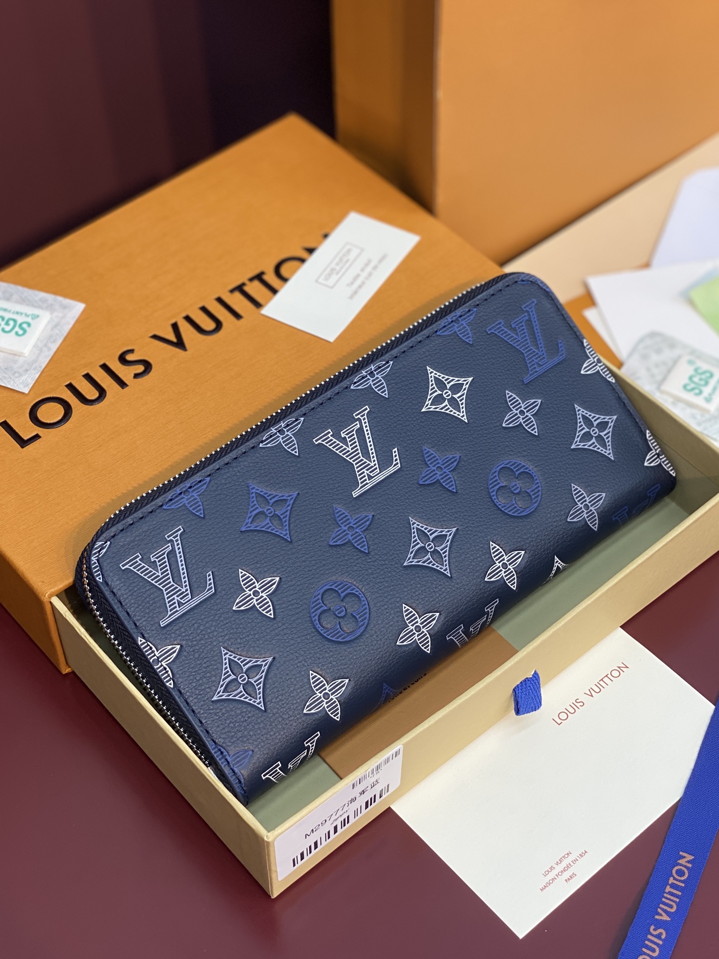 NO:813111,M29777 navy blue!  Zippy Wallet Horizontal plaid shadow cowhide material gives the 'Quick Wallet Horizontal' a soft touch and stylish appearance. This zippered design includes a central zipper compartment, six card slots on each side and two flat pockets, which can easily accommodate banknotes, receipts or other small items needed for daily use. Dimensions 21x 10 x 2.5 cm., LV wallet, louis vuitton, wallets, cowhide19860909M29777 海军蓝！Zippy Wallet Horizontal 格纹影子牛皮材质赋予了“速捷钱包横向款”柔软的触感和时尚的外观.这款拉链式设计包含一个中央拉链隔层、两侧各六个卡槽以及两个平面口袋,能够轻松容纳钞票、收据或其他日常所需的少量物品. 尺寸 21x 10 x 2.5 厘米.,LV钱包,louis vuitton,wallets,cowhide,Wallet purse