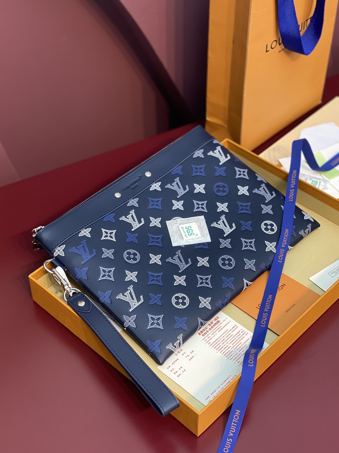 NO:813104,M28913 navy blue!  The new POCHETTE TO-GO clutch bag of the season!  This Pochette To-Go clutch bag is made of Monogram Shadow embossed cow leather. It opens with a zipper to provide ample space for storing bills, mobile phones and other personal items. It can also be used with a detachable wrist strap. 30 x 21.5 x 1 cm (length x height x width).,LV wallet, louis vuitton, wallets, handbag, cowhide19860909M28913 海军蓝！当季新款POCHETTE TO-GO 手拿包！本款 Pochette To-Go 手拿包取材考究 Monogram Shadow 压纹牛皮革,以拉链开启充裕空间,便于收纳票据、手机和其他个人物品.亦可搭配可拆卸腕带使用.30 x 21.5 x 1 厘米 (长度 x 高 x 宽).,LV钱包,louis vuitton,wallets,handbag,cowhide,Wallet purse