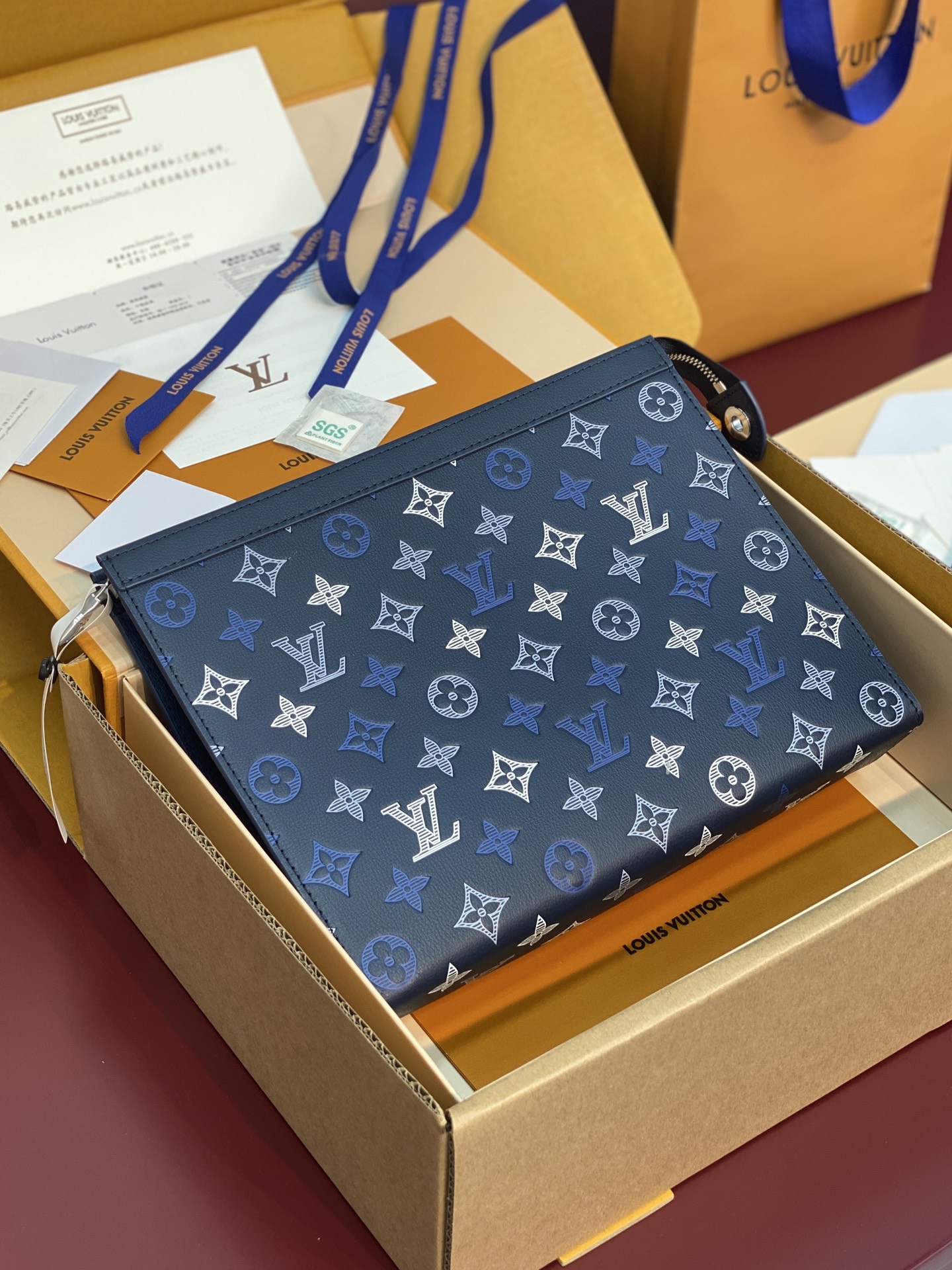 NO:813098,Upgraded version M61692 navy blue!  Cut from Monogram Eclipse canvas, this tough new Pochette Voyage medium handbag can easily store personal essentials. Size 26cmx20cm., LV wallet, louis vuitton, wallets19860909升级版本M61692 海军蓝！Monogram Eclipse帆布裁制而成,此款风格硬朗的全新Pochette Voyage中号手袋可轻松收纳个人必备物品.尺寸26cmx20cm.,LV钱包,louis vuitton,wallets,Wallet purse