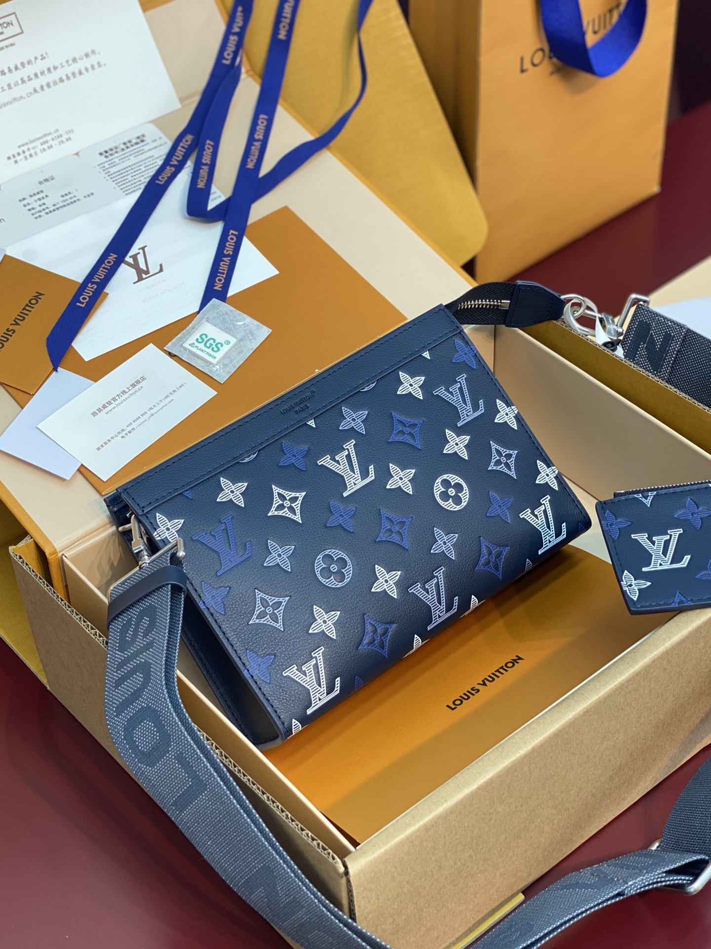 NO:813092,Upgraded version M28818 navy blue!  The new season, GASTON mini handbag, this Gaston mini handbag is made of Monogram Shadow cow leather, with a contrasting Monogram pattern to interpret the urban style. The detachable and adjustable fabric shoulder strap is easy to carry on the shoulder, equipped with a delicate D-ring and a detachable card holder for contactless payment. 22 x 14.5 x 4.5 cm (length x height x width)., LV wallet, louis vuitton, wallets, cowhide19860909升级版本M28818 海军蓝！当季新款、GASTON 迷你手袋、本款 Gaston 迷你手袋选用 Monogram Shadow 牛皮革,以撞色 Monogram 图案演绎都市型格.可拆卸并调节的织物肩带方便肩背,配有工致 D 形环和实现免接触式支付的可拆卸卡夹.22 x 14.5 x 4.5 厘米 (长度 x 高 x 宽).,LV钱包,louis vuitton,wallets,cowhide,Wallet purse