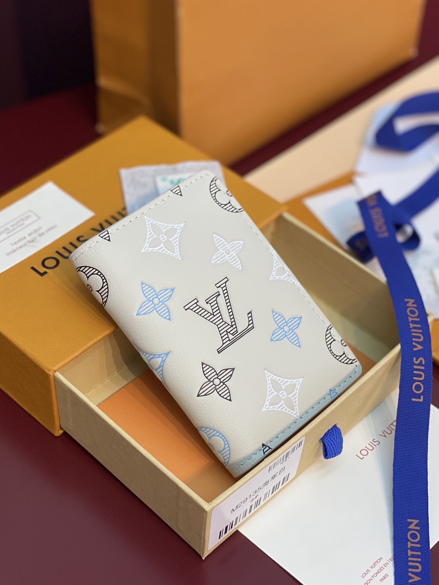 NO:813140,M29135 Navy White!  This model renews the classic design with Monogram Shadow leather. The smooth cow leather subtly reveals the iconic Monogram embossing. It has a card compartment, a coin pocket and a receipt compartment, bringing a perfect gift for Monogram lovers., LV wallet, louis vuitton, wallets, cowhide19860909M29135 海军白！本款 以 Monogram Shadow 皮革焕新经典设计.柔滑牛皮革含蓄展露标志性 Monogram 压纹,内设卡片夹层、零钱袋和票据隔层,为 Monogram 爱好者带来臻礼佳选.,LV钱包,louis vuitton,wallets,cowhide,Wallet purse