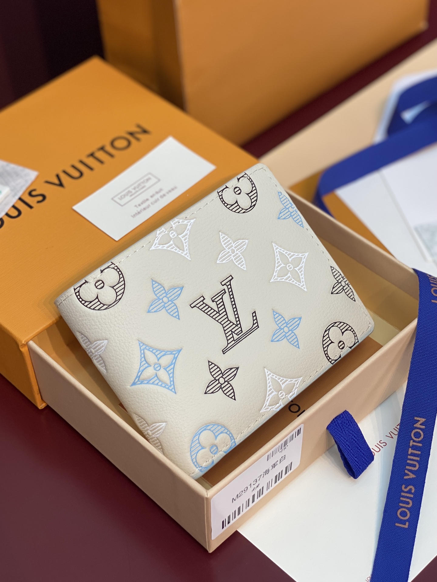 NO:813135,M29137 Navy White!  This Multiple wallet is made of smooth cowhide, using printing and embossing techniques to reproduce the Monogram pattern drawn by Georges Vuitton in 2011, showing a strong retro sentiment. size11.5x9x1.5cm., LV wallet, louis vuitton, wallets, cowhide19860909M29137 海军白！本款 Multiple 钱夹选用柔滑牛皮革,以印花和压印工艺再现 Georges Vuitton 年绘制的 Monogram 图案,展露浓郁复古情调 size11.5x9x1.5cm.,LV钱包,louis vuitton,wallets,cowhide,Wallet purse