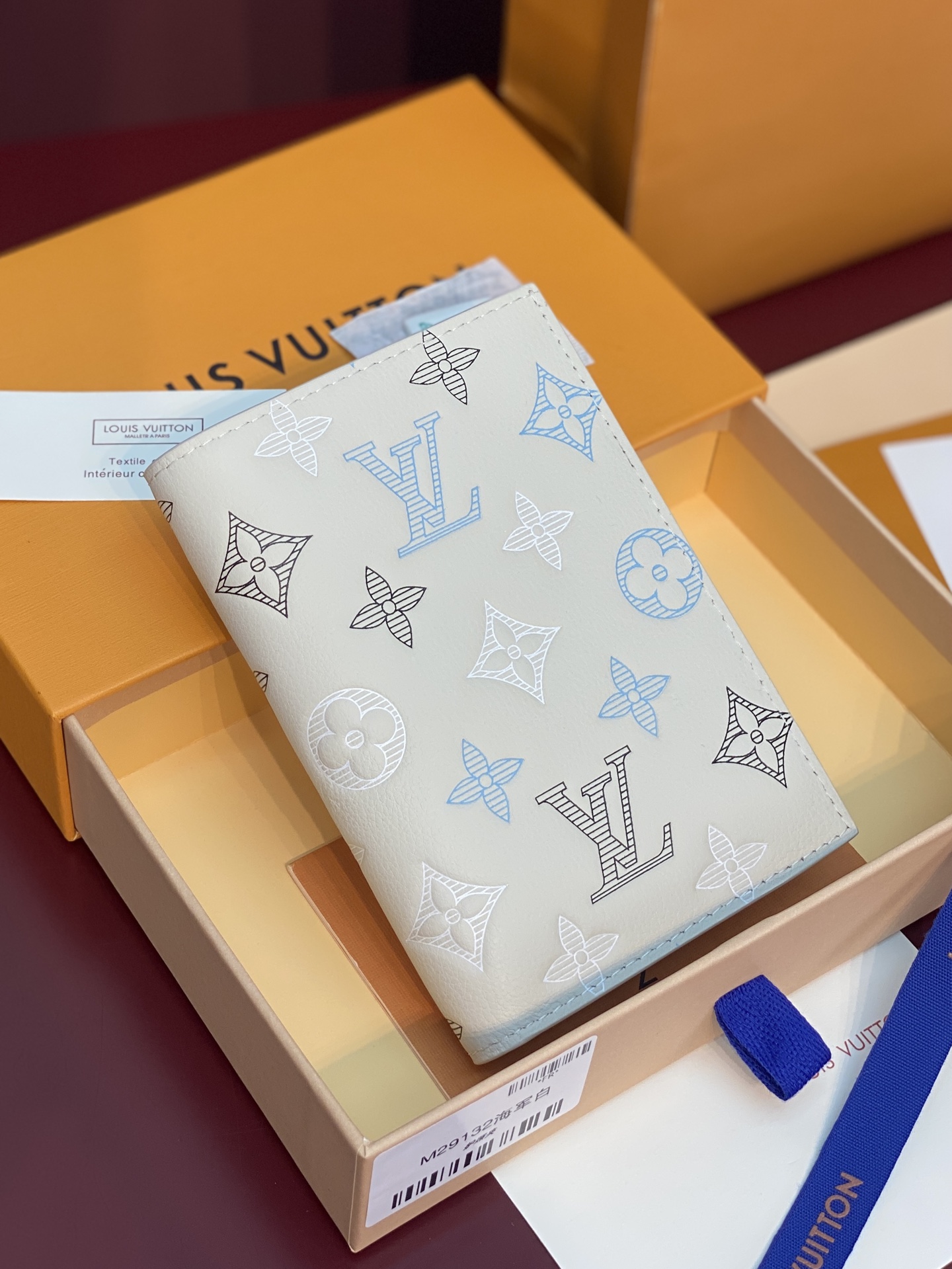 NO:813130,M29132 Navy White!  Passport case, this passport case has the gorgeous texture of Monogram Shadow embossed leather, with open pockets, card compartments and internal patch pockets for secure protection. 14 x 2.5 x 10 cm (height x width x length) Monogram Shadow embossed cow leather, LV wallet, louis vuitton, wallets, cowhide19860909M29132 海军白！护照套、本款护照套拥有 Monogram Shadow 压纹皮革的华美质感,以开放式口袋、卡片夹层和内贴袋实现稳妥保护. 14 x 2.5 x 10 厘米 (高 x 宽 x 长度) Monogram Shadow 压纹牛皮革,LV钱包,louis vuitton,wallets,cowhide,Wallet purse
