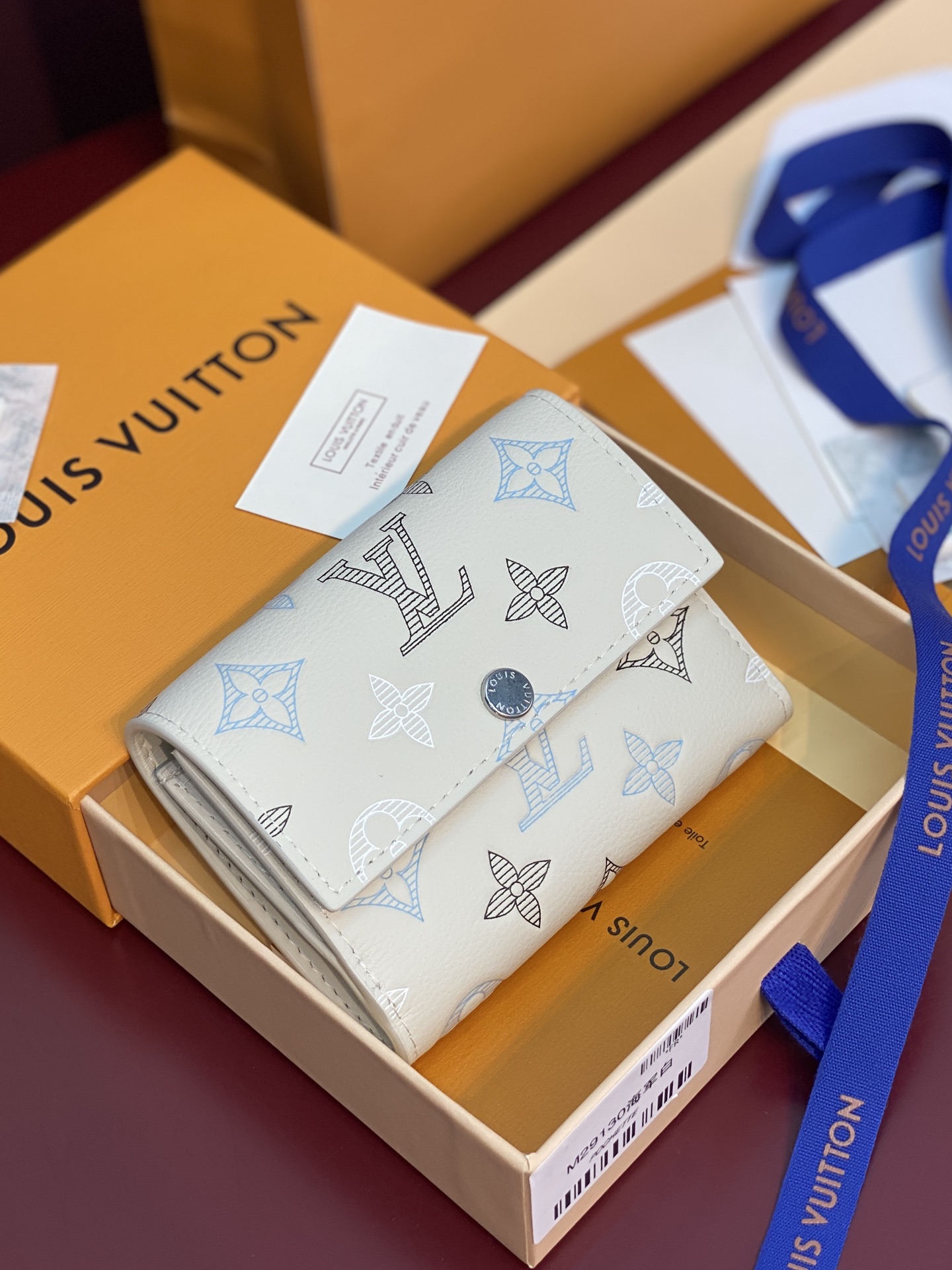 NO:813123,M29130 Navy White! Victor Wallet, this compact Victor wallet is made of Monogram Shadow cowhide with a delicate Monogram embossed pattern, exuding a 'low-key luxury' temperament. The interior of the wallet is practical and equipped with a zipper pocket, a pocket for storing banknotes and receipts, and five business card compartments. The flap is equipped with a snap button design and is embellished with the Louis Vuitton logo. 11.5 x 9 x 2.5 cm (length x height x width)., LV wallet, louis vuitton,louis vuitton,wallets,cowhide19860909M29130 海军白！Victor 錢包、這款小巧的Victor錢包以Monogram Shadow牛皮製作,綴有細緻的Monogram壓花圖案,散發「低調奢華」的氣質.錢包內層間隔實用,設有一個拉鏈口袋、一個可存放紙幣及票據的口袋以及五個名片夾層,翻蓋配有按扣設計,並綴以Louis Vuitton標誌. 11.5 x 9 x 2.5 厘米 (長度 x 高度 x 闊度).,LV钱包,louis vuitton,louis vuitton,wallets,cowhide,Wallet purse