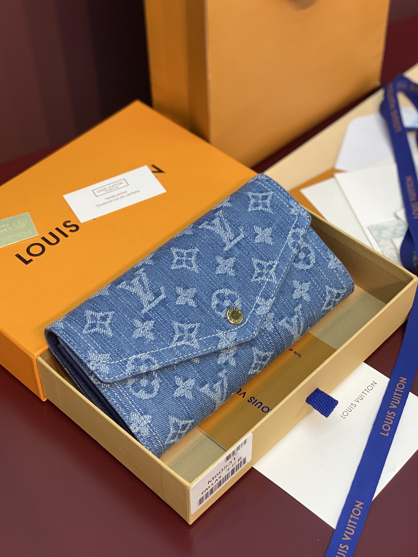 NO:813206,M28280 Denim blue!  'Portofoy Sara' updated in the bright pink color typical of this season. The denim material is used to create a modern atmosphere. This fun object, with a monolithic pattern that symbolizes the estate, adds color with a golden shutter button. In addition to two compartments with sockets, the interior features multiple pockets for coins and banknotes, as well as 12 slots for secure storage and organization of cards. Dimensions 19 x 10.5 x  2 cm. (width x height x thickness), LV wallet, louis vuitton, wallets19860909M28280 牛仔蓝！以本季特有的鲜艳粉红色更新的“Portofoy Sara”.采用了牛仔布材质,营造出现代的氛围.这个充满乐趣的物品,以象征着庄园的单体图案,用金色的快门按钮增添色彩.除了两个带插座的隔间外,内饰还设有多个可存放硬币和纸币的口袋,以及12个插槽,可安全存储和整理卡片. 尺寸19 x 10.5 x 2厘米.（宽度x高度x厚度）,LV钱包,louis vuitton,wallets,Wallet purse