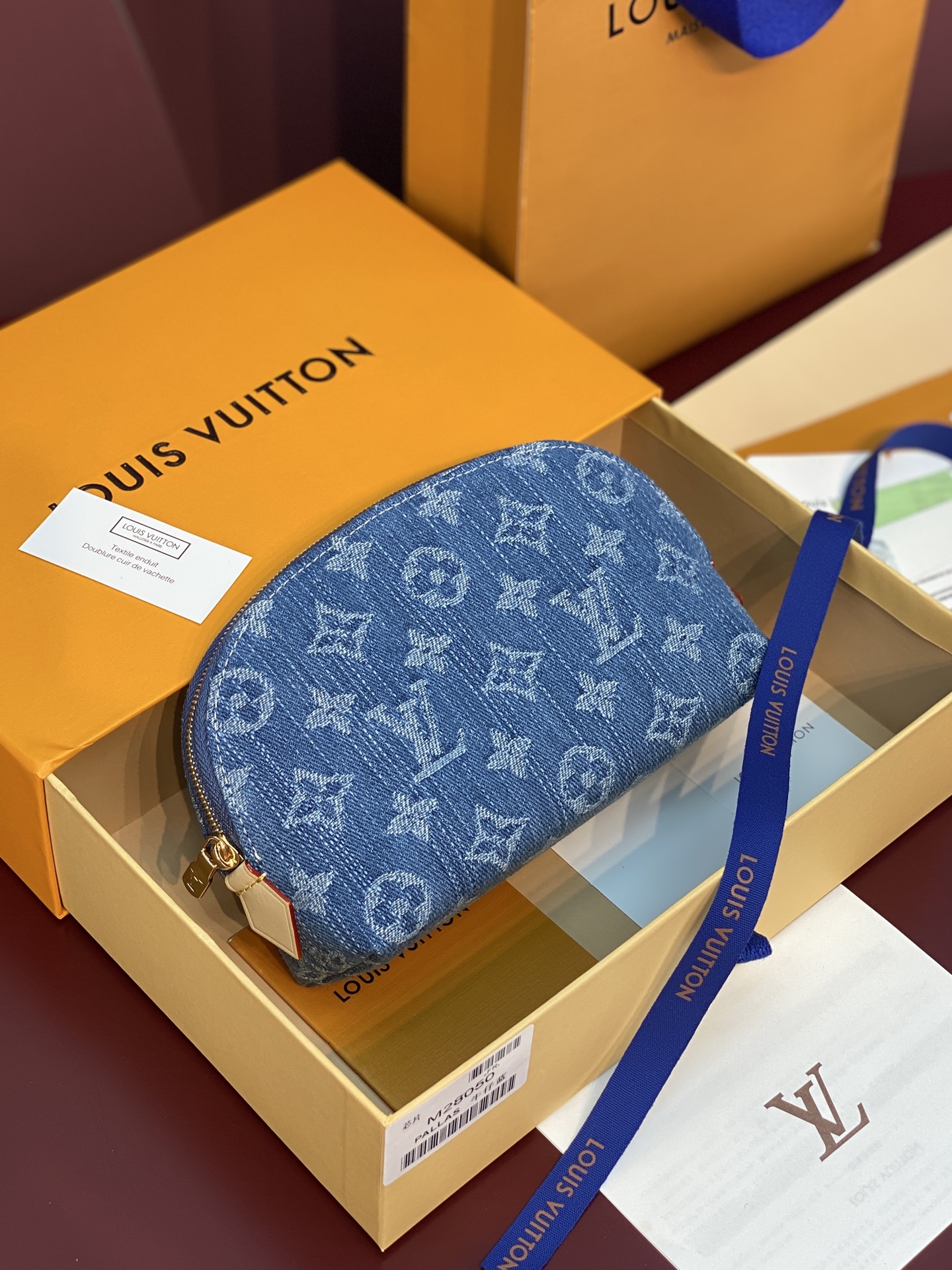 NO:813250,M28050 denim blue!  POCHETTE COSMTIQUE small cosmetic bag, this Pochette Cosmétique small cosmetic bag is made of Monogram denim, drawing inspiration from Louis Vuitton's classic design colors. It has both style and function. The cotton lining combined with the inner patch pocket design is convenient for storing small items, making it a good choice for cosmetic storage. 19 x 12 x 6 cm (length x height x width)., LV wallet, louis vuitton, louis  vuitton,wallets,cosmetic bags & cases19860909M28050牛仔蓝！POCHETTE COSMTIQUE 小号化妆包、本款 Pochette Cosmétique 小号化妆包以 Monogram 丹宁布打造,汲取路易威登经典设计色彩灵感,风格与功能兼备.棉质内衬结合内贴袋设计,便于存放小物,成就化妆品收纳佳选. 19 x 12 x 6 厘米 (长度 x 高 x 宽).,LV钱包,louis vuitton,louis vuitton,wallets,cosmetic bags & cases,Wallet purse