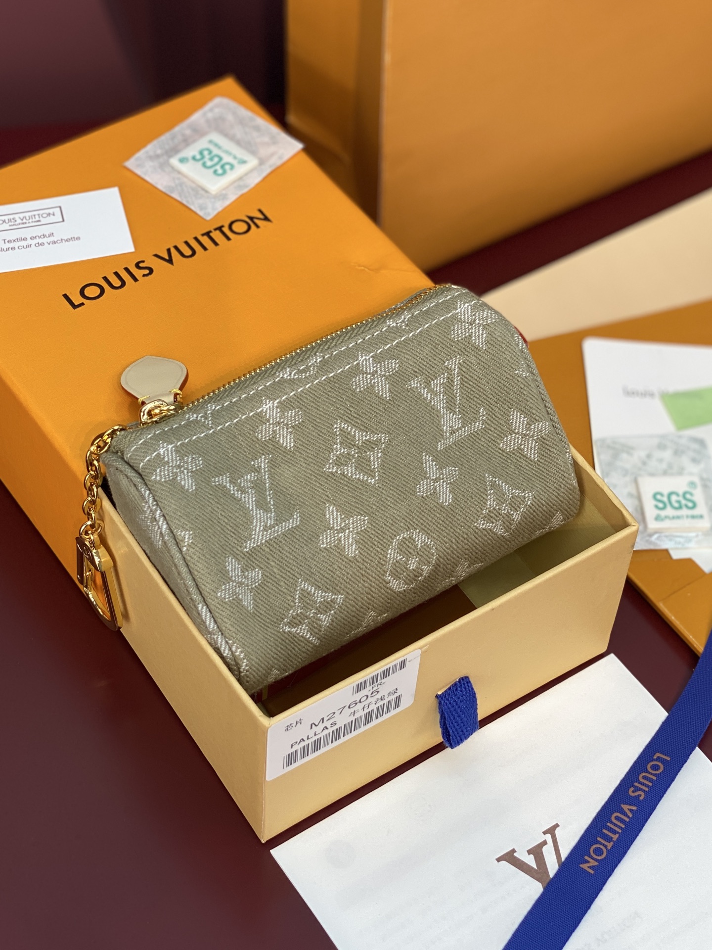 NO:813221,M27605 denim green!  TROUSSE SEEDY money!  The Seedy Collection presents the Trousse Medium Wallet in denim, decorated with the iconic Monogram pattern. Compact and functional, it features calfskin trim, a keychain and a matching chain. There is plenty of space inside to easily store coins and banknotes. 11 x 7.5 x 6 cm (Length x Height x Width).,LV wallet, louis vuitton,wallets,keychain,cowhide19860909M27605 牛仔绿！TROUSSE SEEDY 钱！Seedy 系列呈献本款 Trousse 中号丹宁布钱夹,饰以标志性 Monogram 图案.紧凑精巧而不失实用功能,巧搭牛皮革饰边、钥匙扣与相配链条.内部空间充裕,可轻松收纳硬币与钞票. 11 x 7.5 x 6 厘米 (长度 x 高 x 宽).,LV钱包,louis vuitton,wallets,keychain,cowhide,Wallet purse