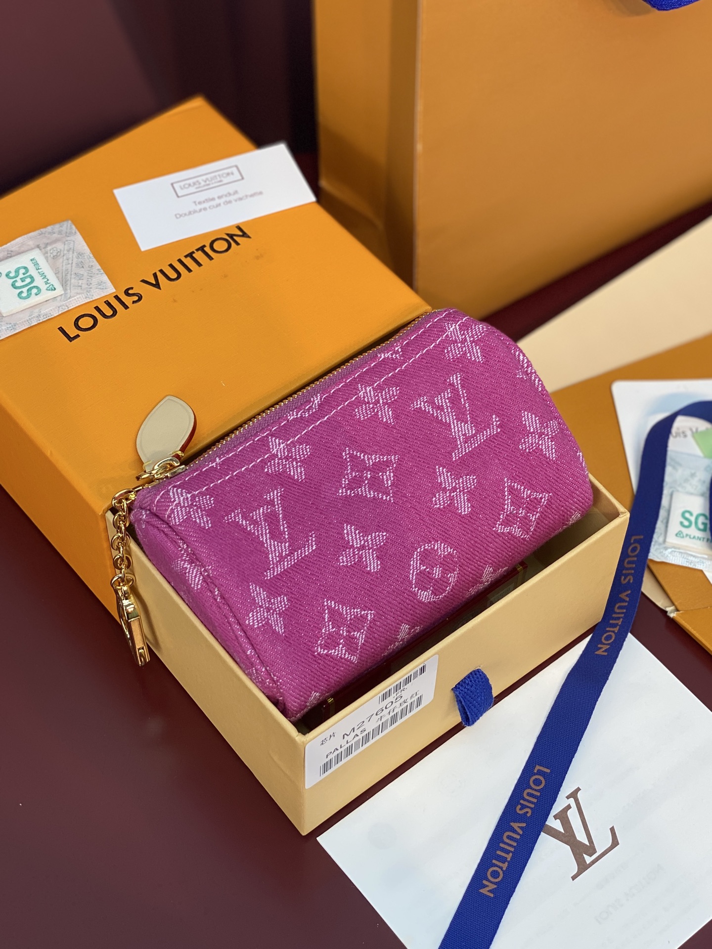 NO:813228,M27605 Denim red!  TROUSSE SEEDY money!  The Seedy Collection presents the Trousse Medium Wallet in denim, decorated with the iconic Monogram pattern. Compact and functional, it features calfskin trim, a keychain and a matching chain. There is plenty of space inside to easily store coins and banknotes. 11 x 7.5 x 6 cm (Length x Height x Width).,LV wallet, louis vuitton,wallets,keychain,cowhide19860909M27605 牛仔枚红！TROUSSE SEEDY 钱！Seedy 系列呈献本款 Trousse 中号丹宁布钱夹,饰以标志性 Monogram 图案.紧凑精巧而不失实用功能,巧搭牛皮革饰边、钥匙扣与相配链条.内部空间充裕,可轻松收纳硬币与钞票. 11 x 7.5 x 6 厘米 (长度 x 高 x 宽).,LV钱包,louis vuitton,wallets,keychain,cowhide,Wallet purse