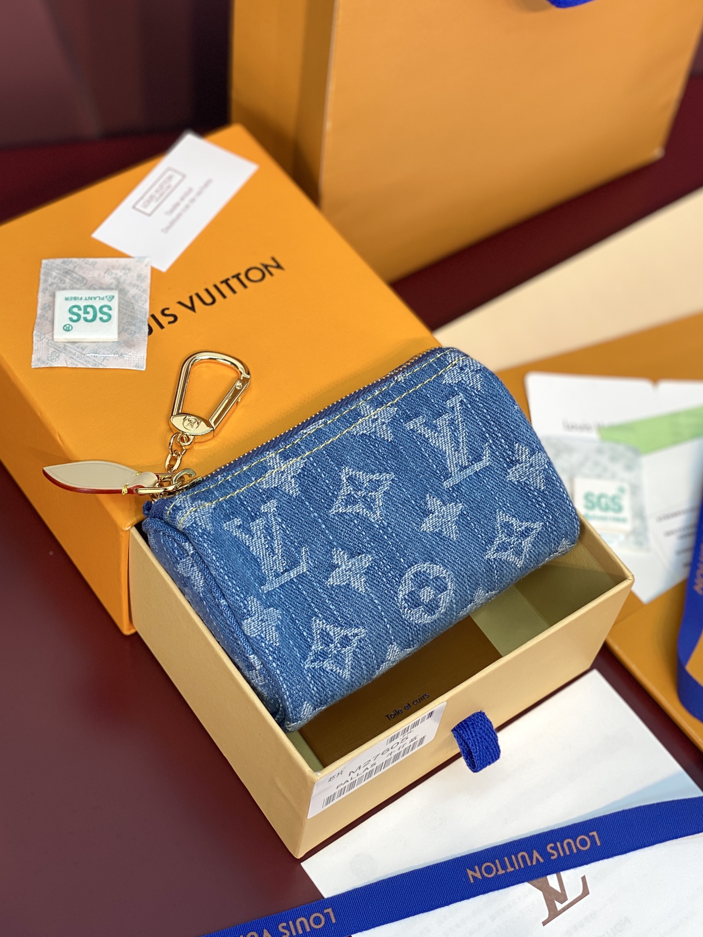 NO:813234,M27605 denim blue!  TROUSSE SEEDY money!  The Seedy Collection presents the Trousse Medium Wallet in denim, decorated with the iconic Monogram pattern. Compact and functional, it features calfskin trim, a keychain and a matching chain. There is plenty of space inside to easily store coins and banknotes. 11 x 7.5 x 6 cm (Length x Height x Width).,LV wallet, louis vuitton,wallets,keychain,cowhide19860909M27605 牛仔蓝！TROUSSE SEEDY 钱！Seedy 系列呈献本款 Trousse 中号丹宁布钱夹,饰以标志性 Monogram 图案.紧凑精巧而不失实用功能,巧搭牛皮革饰边、钥匙扣与相配链条.内部空间充裕,可轻松收纳硬币与钞票. 11 x 7.5 x 6 厘米 (长度 x 高 x 宽).,LV钱包,louis vuitton,wallets,keychain,cowhide,Wallet purse