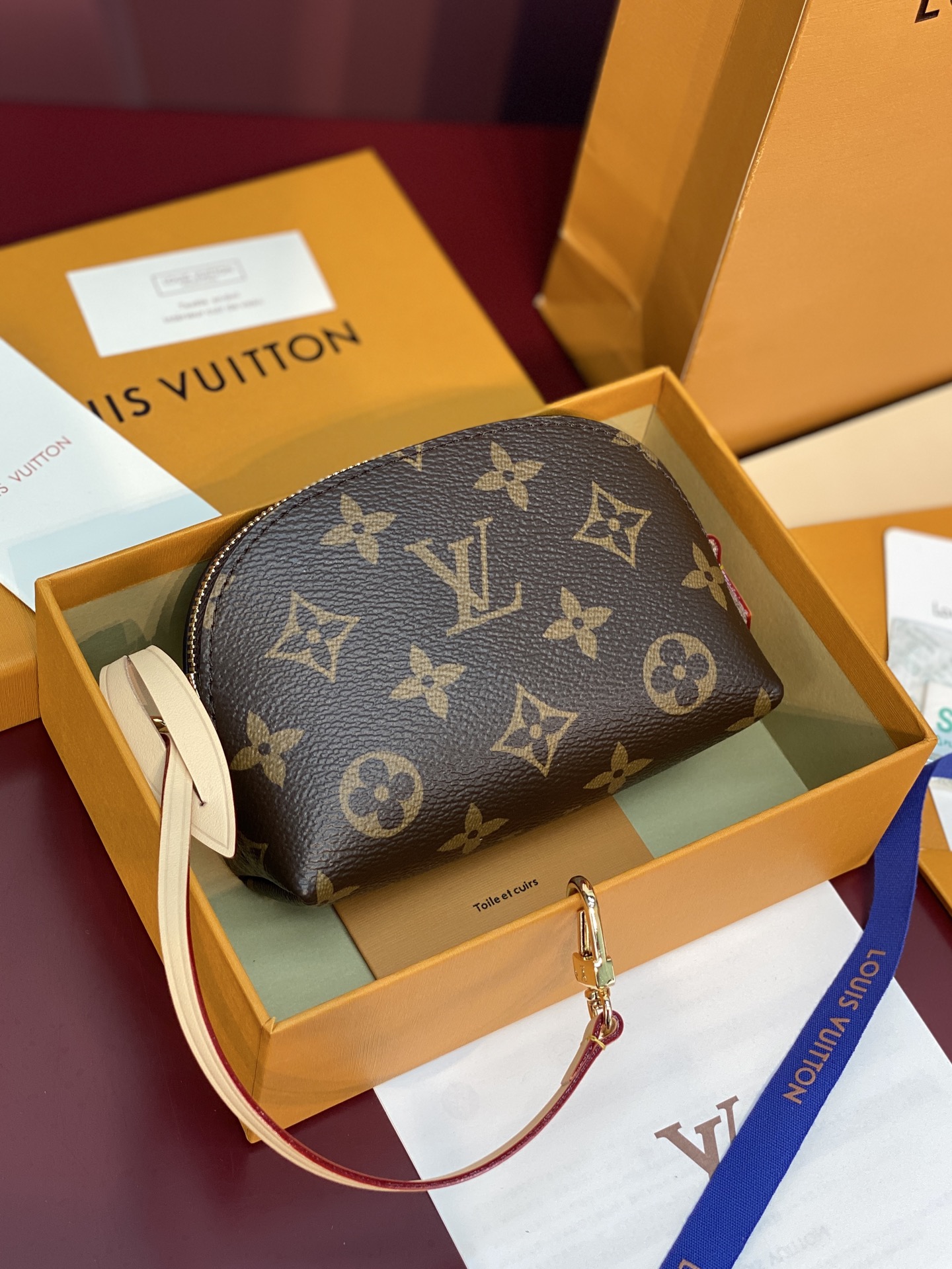 NO:813239,M25653 Presbyopia! Inspired by the Cosmetic collection, this small coin purse is specially designed to be an accessory that can be kept inside the bag or used as a practical charm. Made of canvas, it is embellished with the brand's signature Monogram pattern and trimmed with contrasting leather. The protective lining inside makes it perfect for storing small essentials, such as headphones, keys and your favorite lipstick, while gold-tone hardware such as the keychain adds refined detail to the look. 13.5 x 9 x 5.5 cm (Length x Height x Width).,LV wallet,louis vuitton,wallets19860909M25653 老花！這款小型零錢包從Cosmetic系列汲取靈感,特別設計成可放於袋內的配飾,亦可用作實用吊飾.零錢包採用帆布製造,綴有品牌標誌性的Monogram圖案,並配上對比色皮革飾邊.袋內配有防護襯裡,非常適合存放小型必需品,如耳機、鎖匙及摯愛的唇膏,而鎖匙扣等金色金屬件為造型增添精緻細節. 13.5 x 9 x 5.5 厘米 (長度 x 高度 x 闊度).,LV钱包,louis vuitton,wallets,Wallet purse