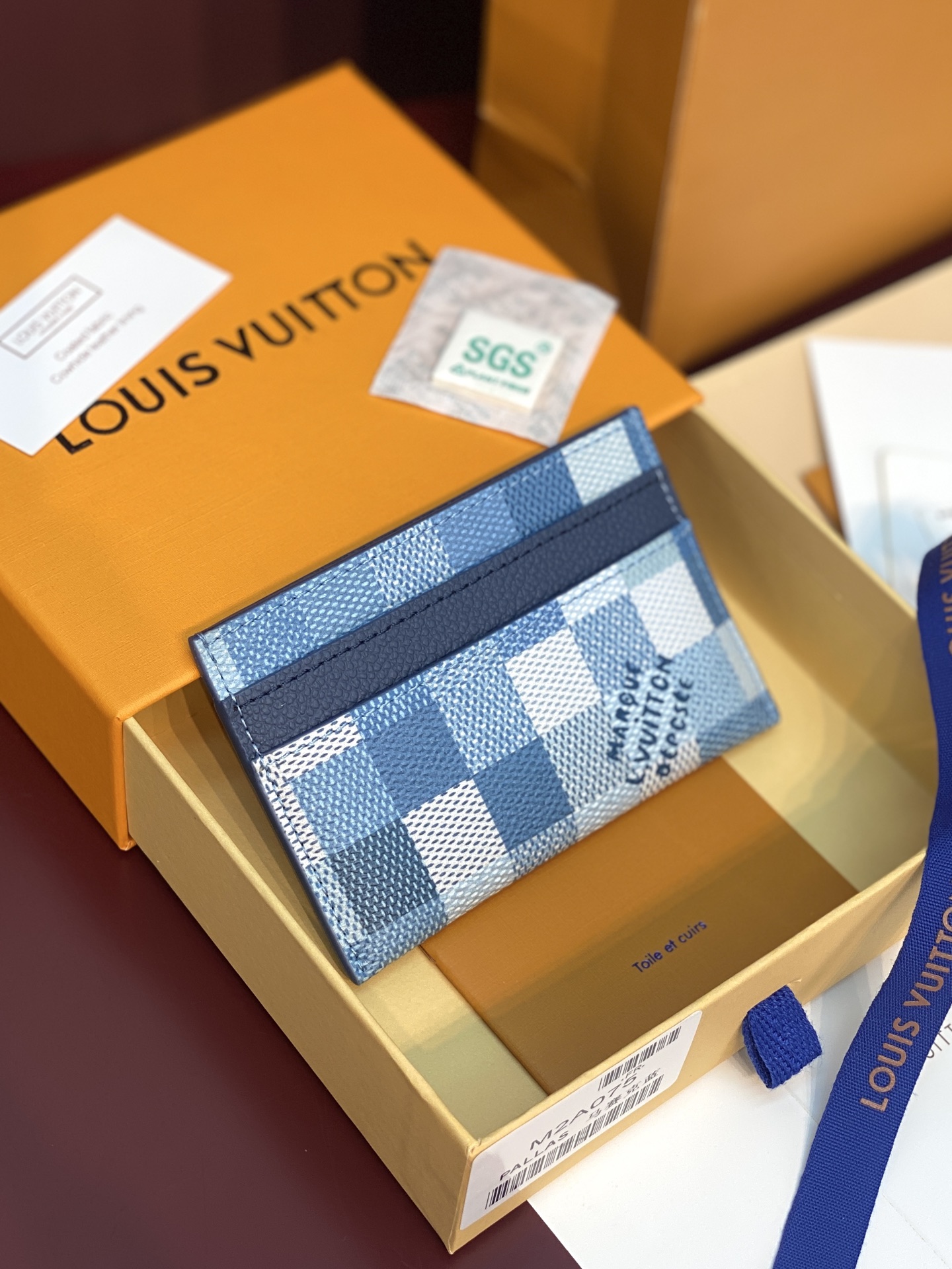 NO:813394,M2A075 Marseille Blue!  DOUBLE card holder!  This Double card holder is made of Damoflage coated canvas, showing Pharrell Williams' pixelated interpretation of the brand's classic Damier check pattern, and is lined with calf leather. It has practical pockets and a central receipt pocket inside, which can be easily inserted into any pocket. 11 x 7 x 1.5 cm (length x height x width).,LV wallet, louis vuitton, wallets, cowhide19860909M2A075 马赛蓝！DOUBLE 卡夹！本款 Double 卡夹采用 Damoflage 涂层帆布,展现 Pharrell Williams 对品牌经典 Damier 格纹的像素化演绎,搭配牛皮革内衬.内设实用口袋和中央票据袋,可轻松置入任意口袋. 11 x 7 x 1.5 厘米 (长度 x 高 x 宽).,LV钱包,louis vuitton,wallets,cowhide,Wallet purse