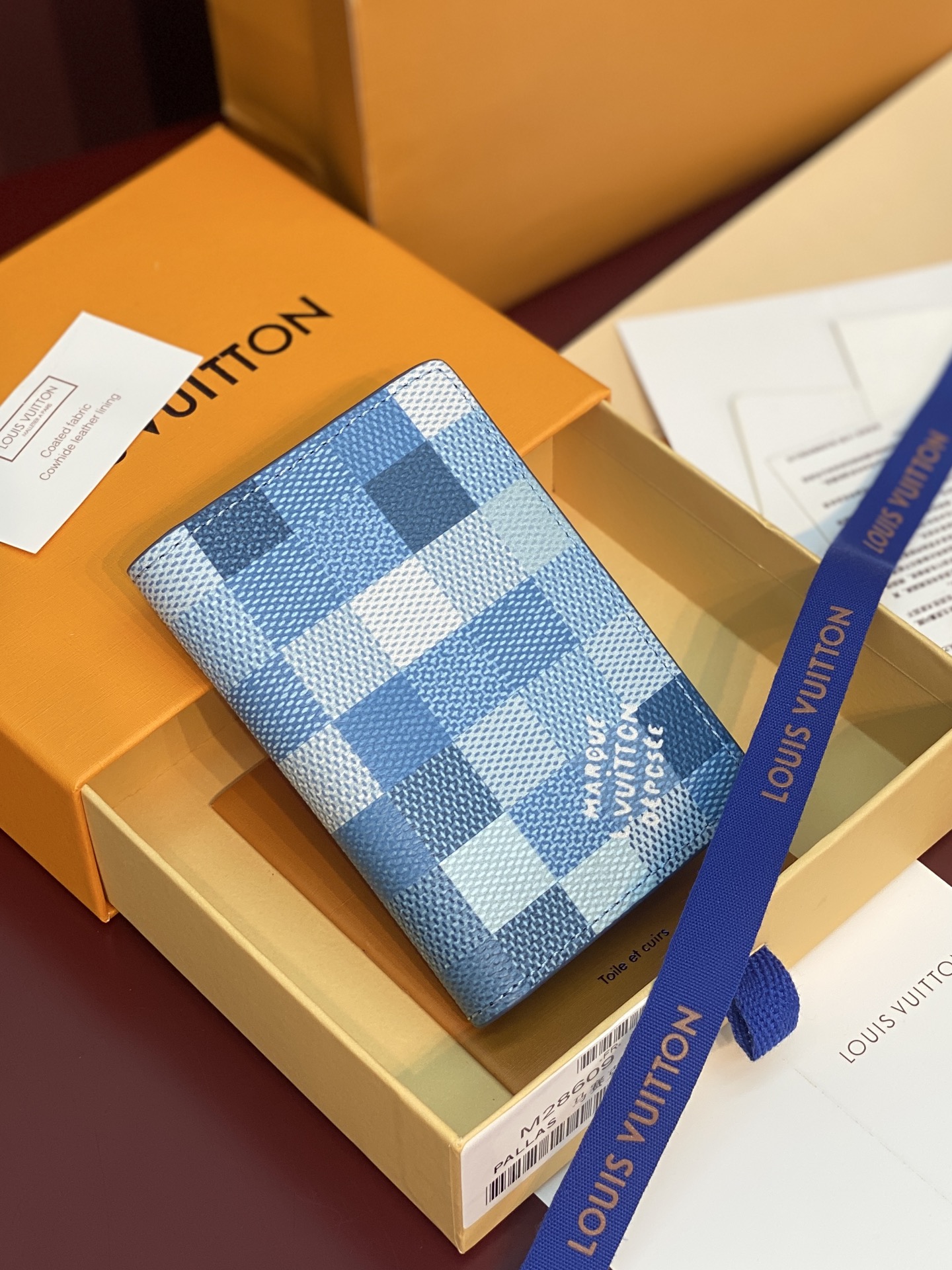 NO:813387,M28609 Marseille Blue!  Pocket money!  Pharrell Williams further pixelated the classic camouflage pattern to create the Damoflage coated canvas that shapes this pocket wallet, and then marked one of the squares with the retro-flavored Marque L. Vuitton Déposée logo. The compact configuration has card slots and pockets inside, and the back patch pocket doubles the functionality. 7.5 x 11.1 x 1 cm (length x height x width)., LV wallet, louis vuitton, wallets19860909M28609 马赛蓝！口袋钱！Pharrell Williams 将经典迷彩图案进一步像素化,成就塑造此款口袋钱夹的 Damoflage 涂层帆布,再以复古气息浓郁的 Marque L. Vuitton Déposée 标识标记方格之一.紧凑构型内设卡位和口袋,后贴袋倍显功能考量. 7.5 x 11.1 x 1 厘米 (长度 x 高 x 宽).,LV钱包,louis vuitton,wallets,Wallet purse