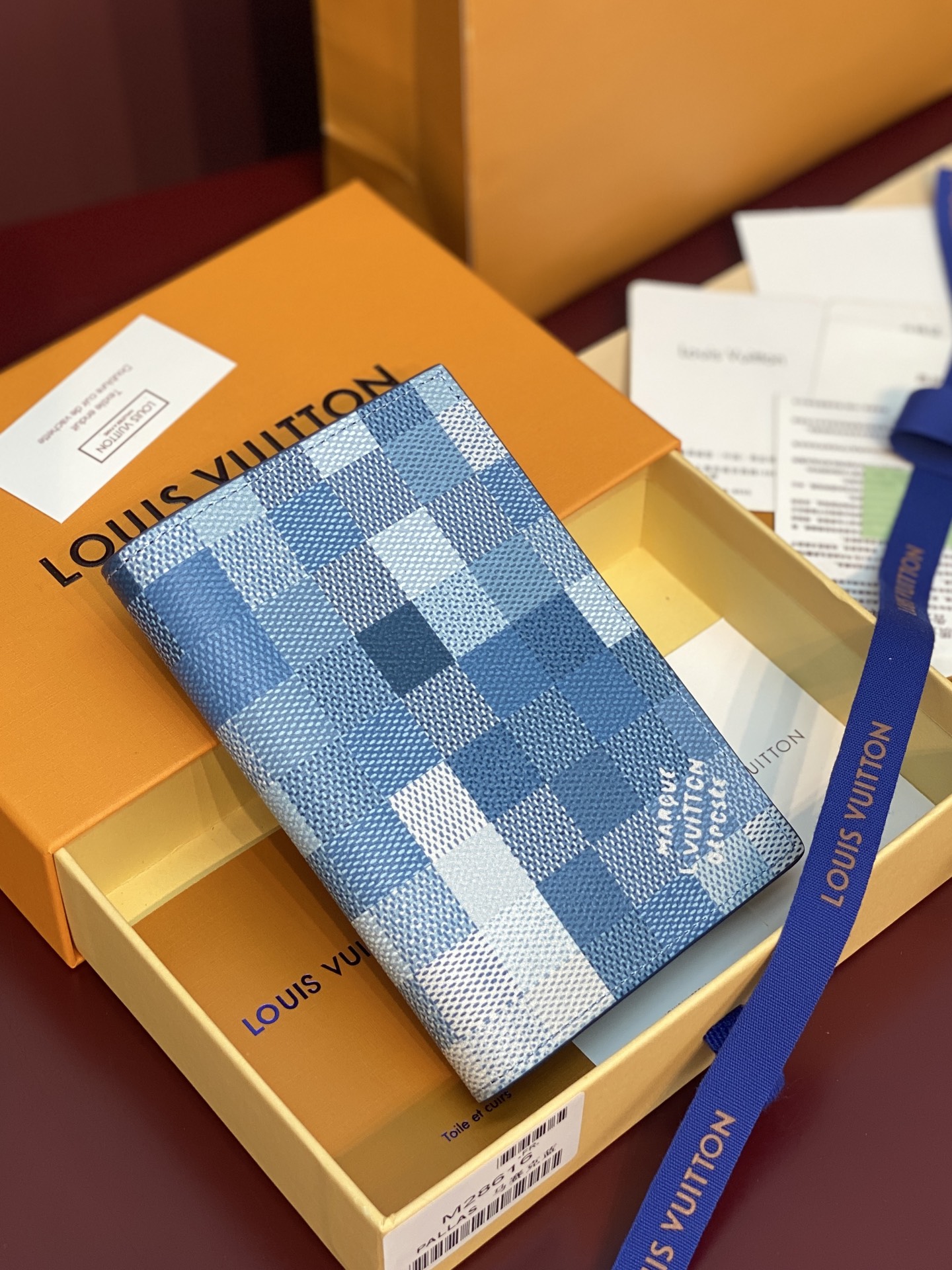 NO:813429,M28616 Marseille blue!  Passport holder!  This passport cover is made of Damoflage coated canvas, showing different shades of the same color jumping between checkerboard patterns, supplemented by Pharrell Williams' favorite Marque L. Vuitton Déposée logo. Internal card slots and patch pockets. 10 x 14 x 2.5 cm (length x height x width)., LV wallet, louis vuitton, wallets19860909M28616 马赛蓝！护照夹！本款护照套选用 Damoflage 涂层帆布,展现同一色彩延展出的不同深浅层次在棋盘格纹之间跃动,辅以 Pharrell Williams 钟爱的 Marque L. Vuitton Déposée 标识.内设卡位和贴袋. 10 x 14 x 2.5 厘米 (长度 x 高 x 宽).,LV钱包,louis vuitton,wallets,Wallet purse