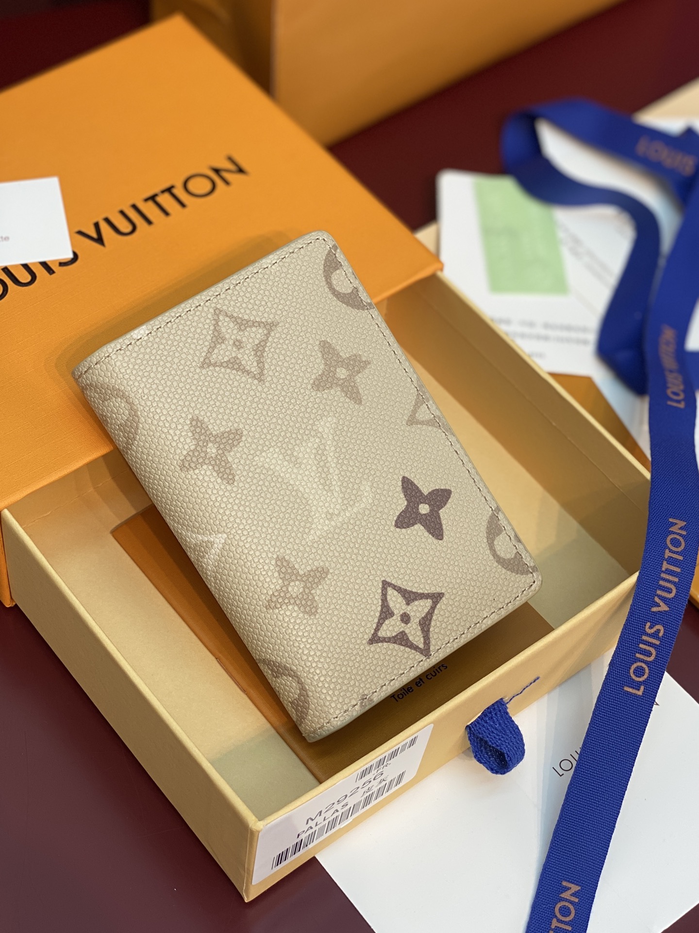 NO:813414,M29256 Skin gray!  Pocket money!  This pocket wallet is made of Monogram Surplus coated canvas, which presents a fabric-like trompe l'oeil effect. The unique embossing reflects the gorgeous texture, while highlighting the lightness and durability of the material itself. The inner pocket, card slot and rear outer pocket allow for organized storage. 7.5 x 11.1 x 1 cm (length x height x width)., LV wallet, louis vuitton, wallets19860909M29256 皮灰！口袋钱！本款口袋钱夹取材 Monogram Surplus 涂层帆布,呈现织物般的错视效果.别致压纹映现华美质感,同时彰显材质本身的轻盈感和耐用性,内袋、卡位和后部外袋实现有序收纳. 7.5 x 11.1 x 1 厘米 (长度 x 高 x 宽).,LV钱包,louis vuitton,wallets,Wallet purse