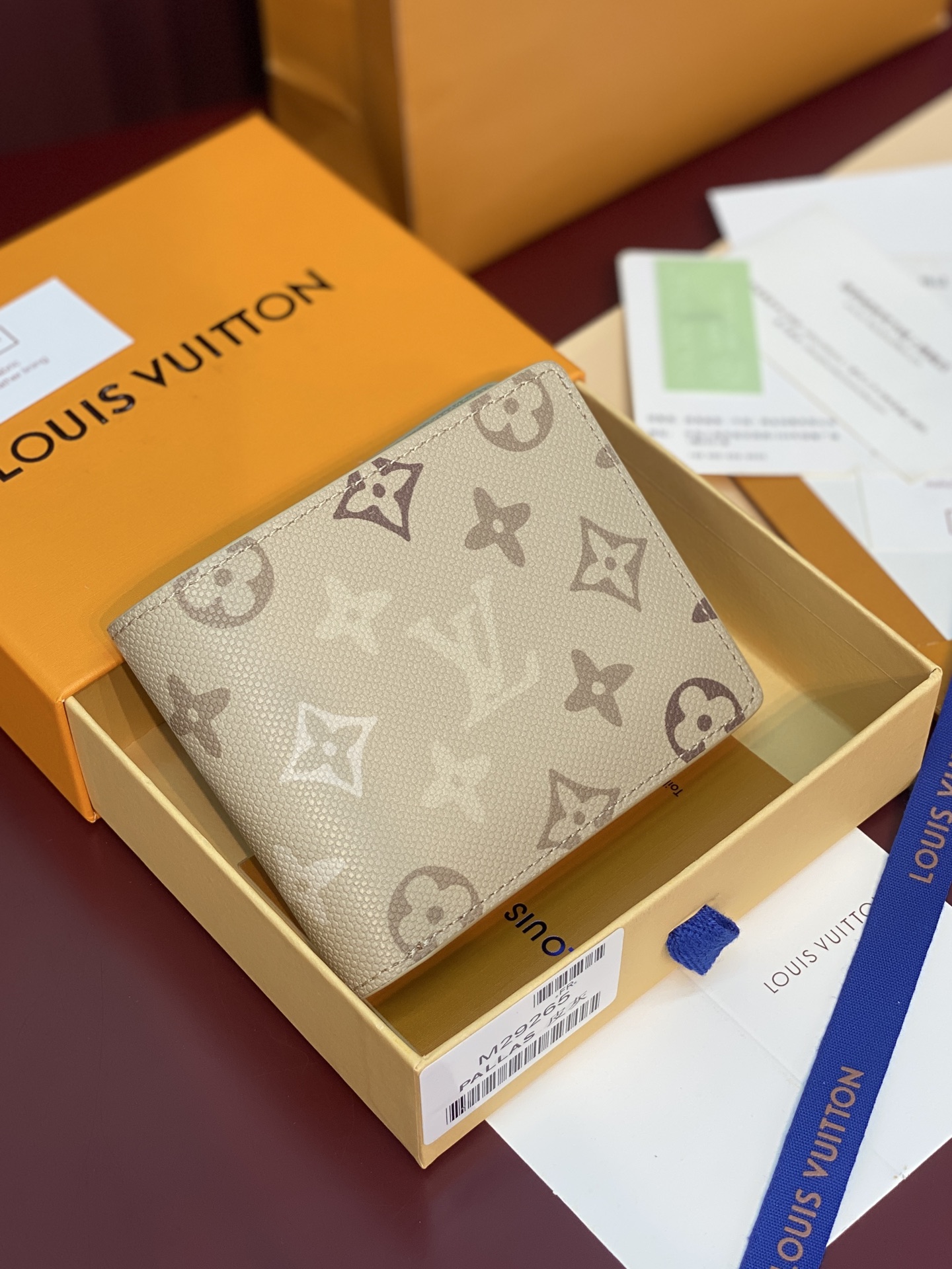 NO:813404,M29265 leather gray!  This Multiple wallet is made of Monogram Surplus coated canvas, showing Pharrell Williams' new interpretation of the Monogram pattern, injecting fresh vitality into the functional structure. The delicate tones of Monogram flowers and LV letters give the canvas surface a camouflage look. The right size includes card compartments, banknote compartments and side receipt compartments. Size 11.5×9×1.5cm., LV wallet, louis vuitton, wallets19860909M29265 皮灰！本款 Multiple 钱夹取材 Monogram Surplus 涂层帆布,展现 Pharrell Williams 对 Monogram 图案的焕新演绎,为功能构型注入清新活力.Monogram 花卉与 LV 字母的细腻色调再为帆布表面赋予迷彩观感.恰宜尺寸内含卡片夹层、钞票隔层与侧面票据夹层. 尺寸11.5×9×1.5cm.,LV钱包,louis vuitton,wallets,Wallet purse