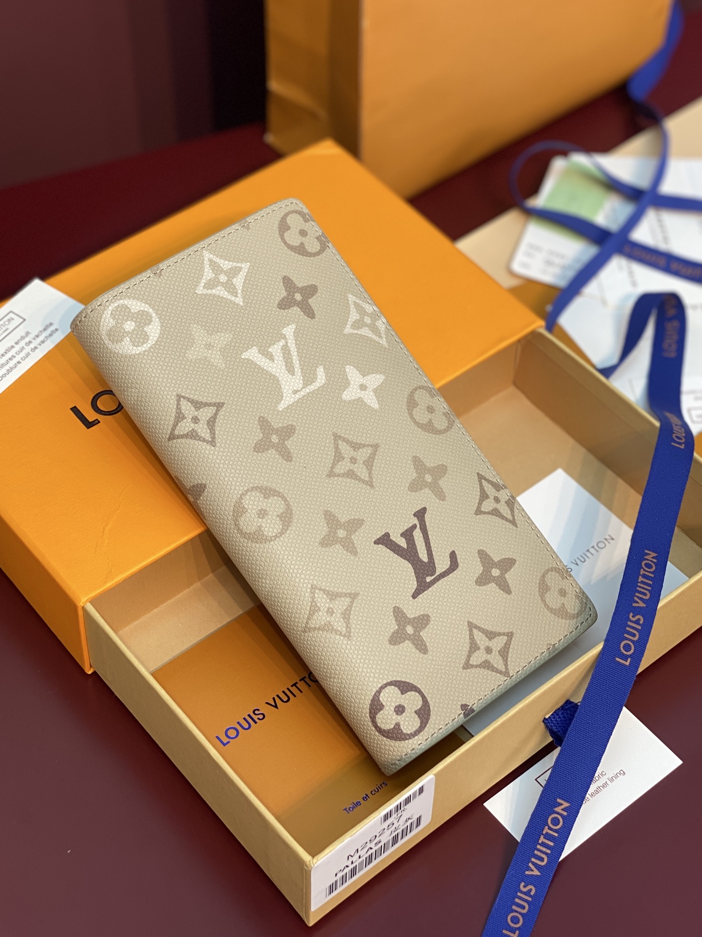 NO:813393,M29257 Skin gray!  BRAZZA wallet!  This Brazza wallet is made of Monogram Surplus canvas, with fabric texture and irregular Monogram pattern to show a calm style. The inner lining is a combination of the same canvas and cowhide, with card slots, a large zippered coin pocket and a bill accordion compartment, and patch pockets for storing banknotes and receipts. 10 x 19 x 2 cm (length x height x width)., LV wallet, louis vuitton, wallets, cowhide19860909M29257 皮灰！BRAZZA 钱夹！本款 Brazza 钱夹取材 Monogram Surplus 帆布,以织物肌理和不规则 Monogram 图案彰显从容格调.内衬融合相同帆布和牛皮革,设有卡位、大号拉链零钱袋和钞票风琴隔层,贴袋便于收纳纸钞和票据. 10 x 19 x 2 厘米 (长度 x 高 x 宽).,LV钱包,louis vuitton,wallets,cowhide,Wallet purse