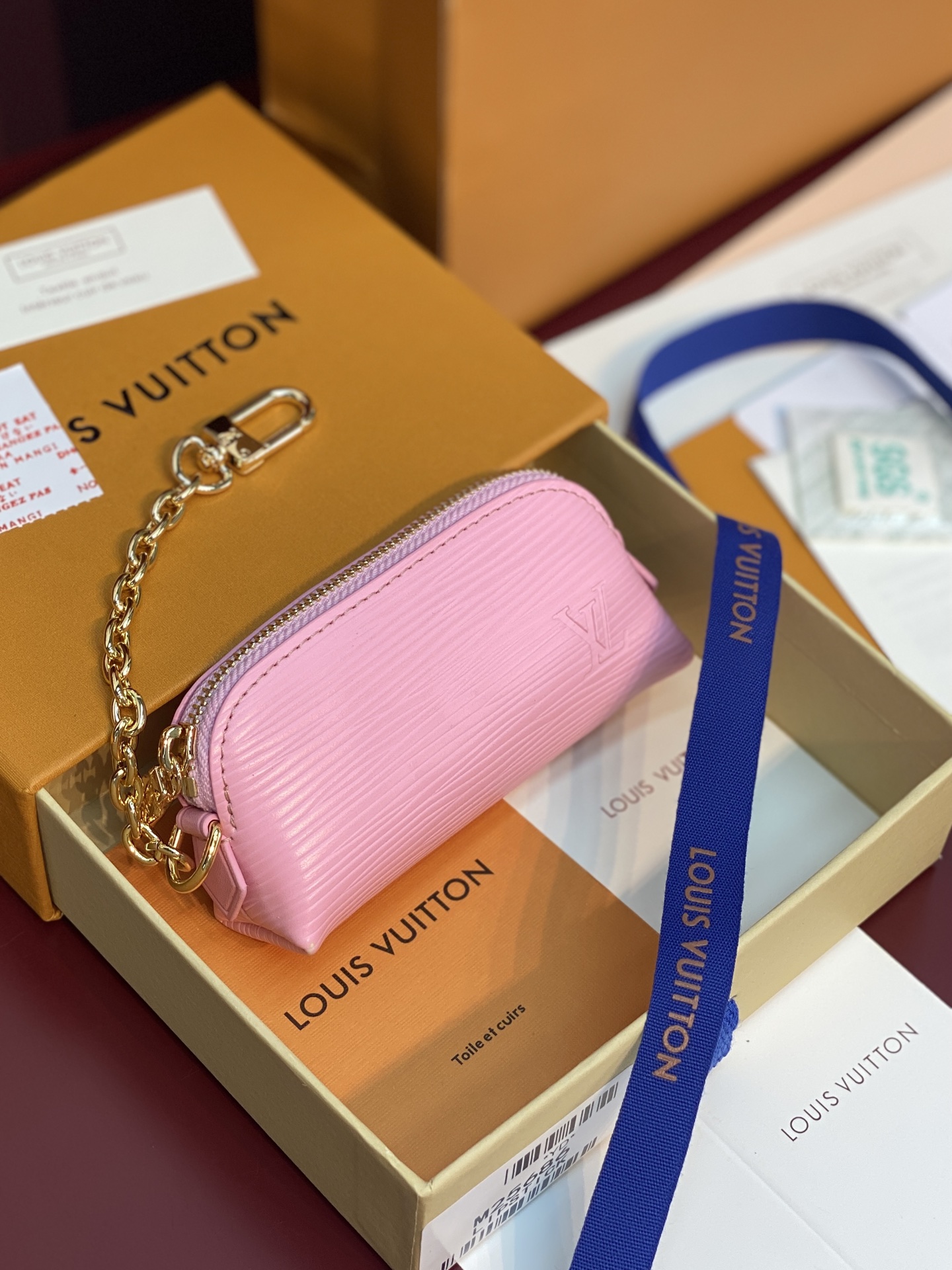 NO:813423,M25686 pink!  Water ripple This cosmetic bag traces the classic design of Louis Vuitton, combining brand heritage and functional details. Rouge Louis i leather and iconic tones illuminate the mini configuration, which can hold a single lipstick. Dimensions 6 x 3.3 x 11 cm (height x width x length)., LV wallet, louis vuitton, louis vuitton, louis vuitton, wallets, cosmetic bags & cases19860909M25686 粉色！水波纹 本款化妆包溯源路易威登经典设计,兼备品牌传承与功能细节.Rouge Louis i 皮革和标志性色调点亮迷你构型,可容纳单只唇膏. 尺寸6 x 3.3 x 11 厘米 (高 x 宽 x 长度).,LV钱包,louis vuitton,louis vuitton,louis vuitton,wallets,cosmetic bags & cases,Wallet purse