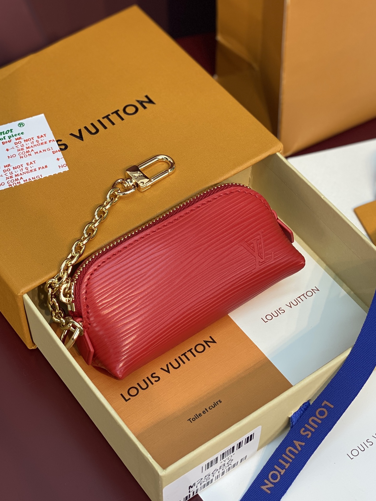 NO:813428,M25687 red!  Water ripple This cosmetic bag traces the classic design of Louis Vuitton, combining brand heritage and functional details. Rouge Louis i leather and iconic tones illuminate the mini configuration, which can hold a single lipstick. Dimensions 6 x 3.3 x 11 cm (height x width x length)., LV wallet, louis vuitton, louis vuitton, louis vuitton, wallets, cosmetic bags & cases19860909M25687 红色！水波纹 本款化妆包溯源路易威登经典设计,兼备品牌传承与功能细节.Rouge Louis i 皮革和标志性色调点亮迷你构型,可容纳单只唇膏. 尺寸6 x 3.3 x 11 厘米 (高 x 宽 x 长度).,LV钱包,louis vuitton,louis vuitton,louis vuitton,wallets,cosmetic bags & cases,Wallet purse