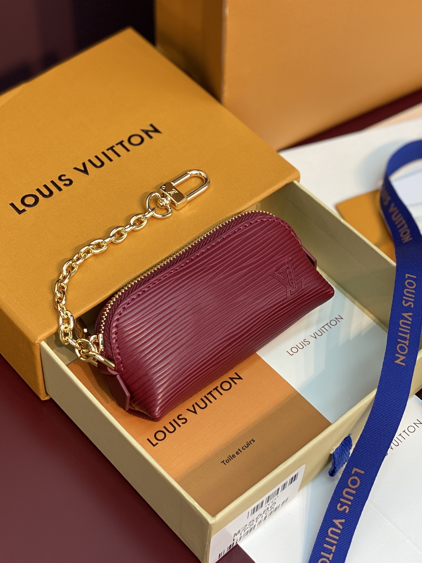 NO:813383,M25685 Purple!  Water ripple This cosmetic bag traces the classic design of Louis Vuitton, combining brand heritage and functional details. Rouge Louis i leather and iconic tones illuminate the mini configuration, which can hold a single lipstick. Dimensions 6 x 3.3 x 11 cm (height x width x length)., LV wallet, louis vuitton, louis vuitton, louis vuitton, wallets, cosmetic bags & cases19860909M25685 紫色！水波纹 本款化妆包溯源路易威登经典设计,兼备品牌传承与功能细节.Rouge Louis i 皮革和标志性色调点亮迷你构型,可容纳单只唇膏. 尺寸6 x 3.3 x 11 厘米 (高 x 宽 x 长度).,LV钱包,louis vuitton,louis vuitton,louis vuitton,wallets,cosmetic bags & cases,Wallet purse