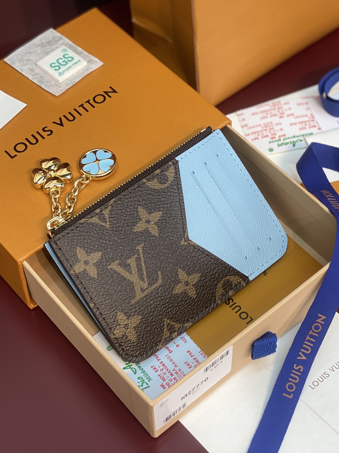 NO:813425,M27770 blue!  (High quality) chip version!  LOUIS VUITTON Romy Japan Limited Golden Four-leaf Clover Pendant Coated Canvas Card Holder Women's Sky Blue From the Japan-limited 'Super Lucky Day' system, the timeless 'Jipti Wallet' updated with the signature Monogram Canvas appears. Every time it is opened, it is lined with bright leather with childlike pop colors on the interior 12 x 0.8x 8 (cm) (L x H x W), LV wallet, louis vuitton, louis vuitton, wallets19860909M27770 蓝！(高品质)芯片版！LOUIS VUITTON Romy日本限定金色四叶草吊坠涂层帆布卡包女款天蓝色 从日本限定的“超级幸运日”系统中,以签名Monogram Canvas更新的永恒“吉普提钱包”登场.每次打开都带有充满童趣的流行色彩的鲜艳皮革内衬在内饰上 12 x 0.8x 8（厘米）（长 x 高 x 宽）,LV钱包,louis vuitton,louis vuitton,wallets,Wallet purse