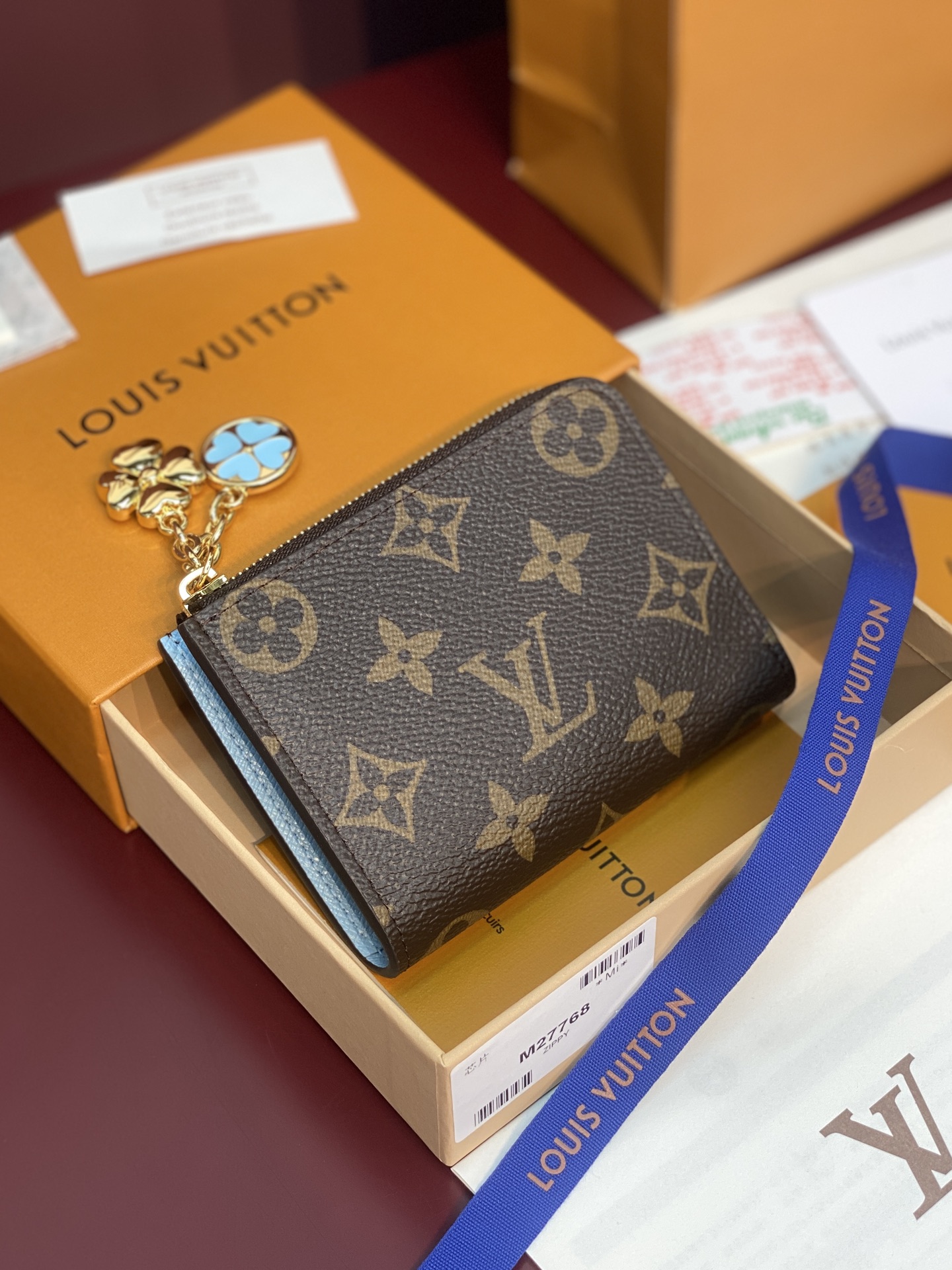 NO:813420,M27768 blue!  (High quality) chip version!  Short zippered coin purse Noa wallet. Classic Monogram coated canvas, wear-resistant and anti-wear, with the iconic presbyopic pattern for full recognition. Optional fresh ice blue/bright lemon yellow grained cow leather (core feature of limited edition) wrap-around full zipper closure, high security, wide opening, convenient access to items, contrasting lining design, suitable for spring and summer style, adding liveliness to the classic presbyopic pattern. Size 11 x 8.5 x 1.5 cm., LV wallet, louis  vuitton,wallets,cowhide19860909M27768 蓝！(高品质)芯片版！短款拉链零钱包 Noa 钱夹 经典Monogram涂层帆布,耐磨抗造,标志性老花图案辨识度拉满.可选清新冰蓝色/亮眼柠檬黄粒面牛皮革（限定款核心特色）环绕式全拉链闭合,安全性高,开口宽大,取放物品便捷撞色内衬设计,适配春夏风格,在经典老花基础上增添活泼感.尺寸11 x 8.5 x 1.5 厘米.,LV钱包,louis vuitton,wallets,cowhide,Wallet purse