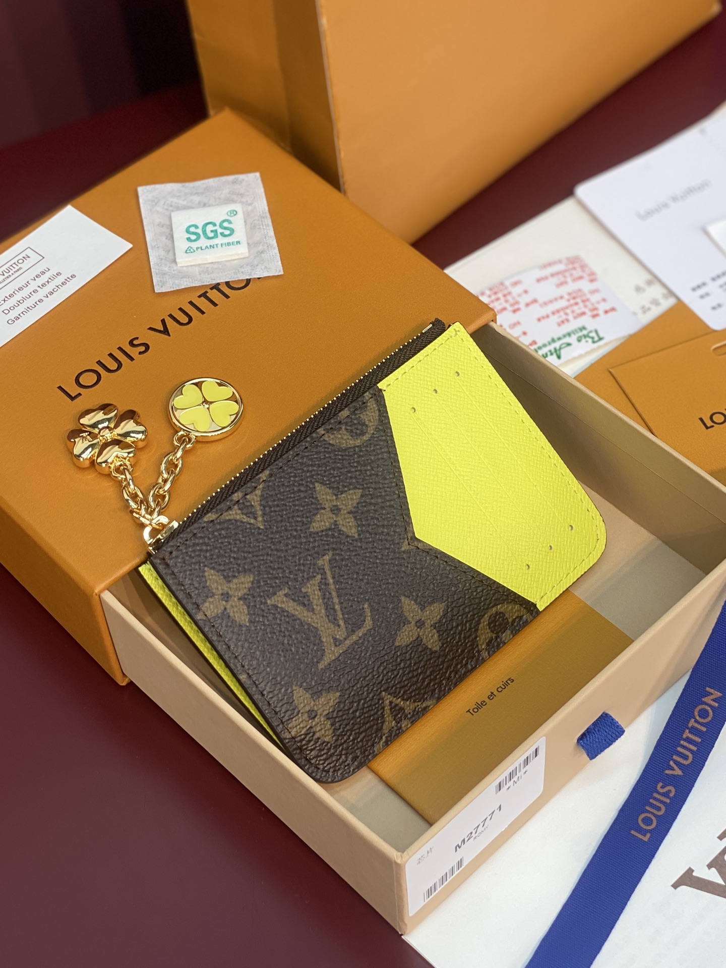 NO:813410,M27771 lemon yellow!  (High quality) chip version!  LOUIS VUITTON Romy Japanese limited edition golden four-leaf clover pendant coated canvas card holder for women. From the Japan-limited 'Super Lucky Day' system, the timeless 'Jipti Wallet' updated with the signature Monogram Canvas appears. Every time it is opened, it is lined with bright leather with childlike pop colors on the interior. 12 x 0.8x 8 (cm) (length x height x width), LV wallet, louis vuitton, louis vuitton, wallets19860909M27771 柠檬黄！(高品质)芯片版！LOUIS VUITTON Romy日本限定金色四叶草吊坠涂层帆布卡包女款 从日本限定的“超级幸运日”系统中,以签名Monogram Canvas更新的永恒“吉普提钱包”登场.每次打开都带有充满童趣的流行色彩的鲜艳皮革内衬在内饰上 12 x 0.8x 8（厘米）（长 x 高 x 宽）,LV钱包,louis vuitton,louis vuitton,wallets,Wallet purse