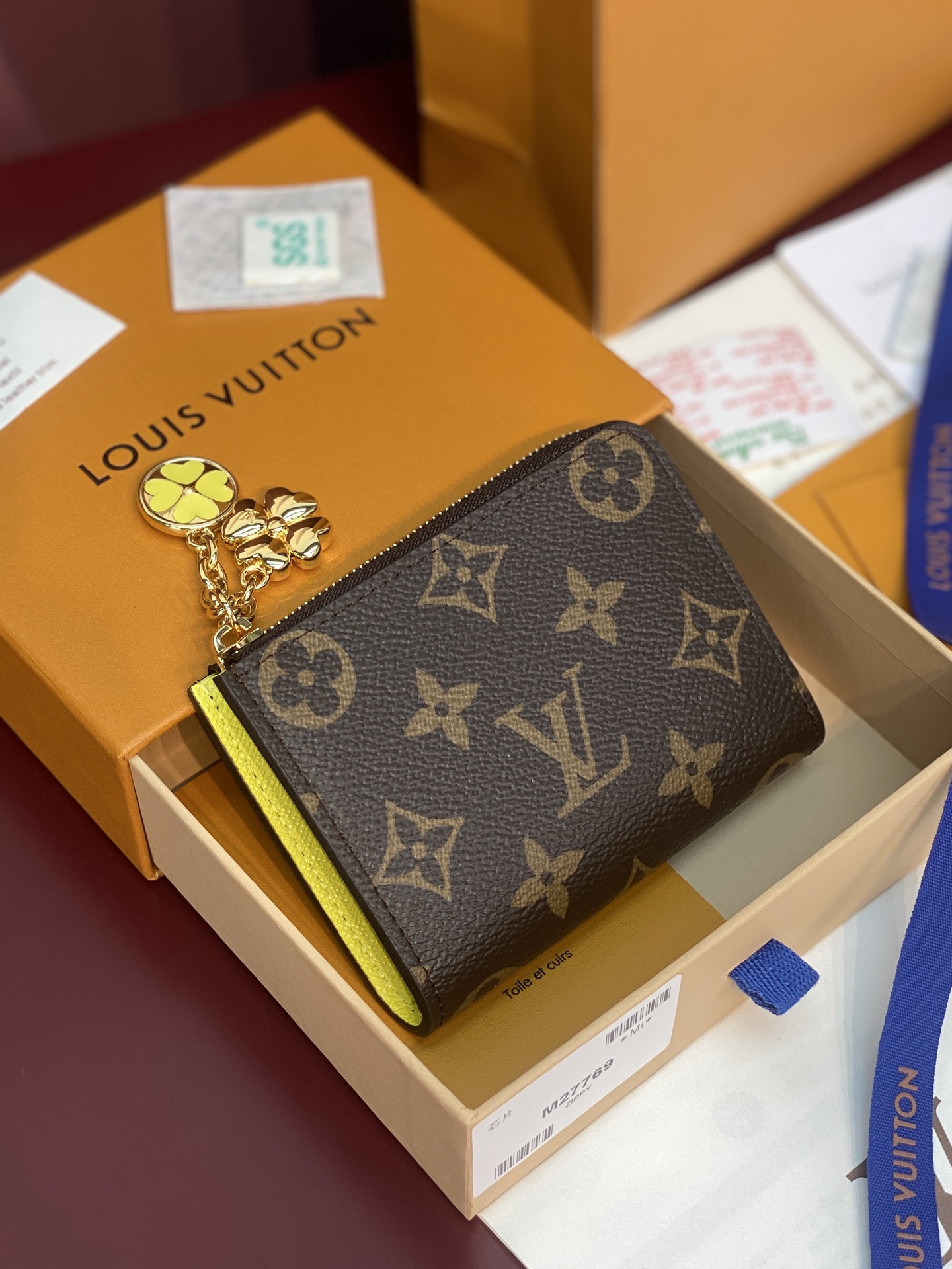 NO:813405,M27769 lemon yellow!  (High quality) chip version!  Short zippered coin purse Noa wallet. Classic Monogram coated canvas, wear-resistant and anti-wear, with the iconic presbyopic pattern for full recognition. Optional fresh ice blue/bright lemon yellow grained cow leather (core feature of limited edition) wrap-around full zipper closure, high security, wide opening, convenient access to items, contrasting lining design, suitable for spring and summer style, adding liveliness to the classic presbyopic pattern. Size 11 x 8.5 x 1.5 cm., LV wallet, louis  vuitton,wallets,cowhide19860909M27769 柠檬黄！(高品质)芯片版！短款拉链零钱包 Noa 钱夹 经典Monogram涂层帆布,耐磨抗造,标志性老花图案辨识度拉满.可选清新冰蓝色/亮眼柠檬黄粒面牛皮革（限定款核心特色）环绕式全拉链闭合,安全性高,开口宽大,取放物品便捷撞色内衬设计,适配春夏风格,在经典老花基础上增添活泼感.尺寸11 x 8.5 x 1.5 厘米.,LV钱包,louis vuitton,wallets,cowhide,Wallet purse