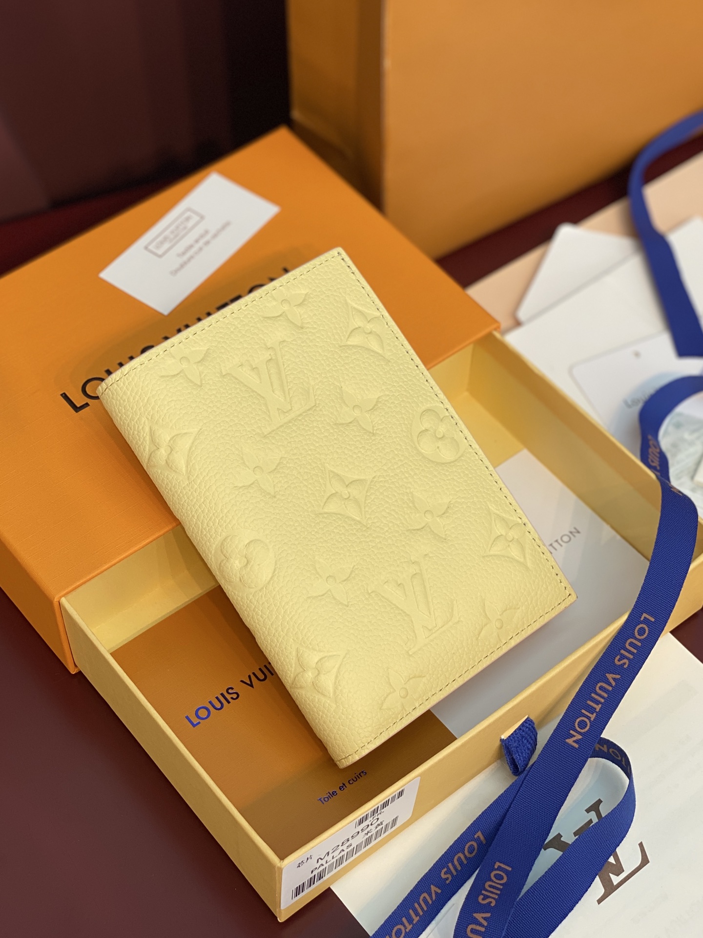 NO:853422,M28990 Beige!  Chip version!  This Rosalie passport holder is made of Monogram Empreinte leather dip-dyed in elegant tones, and the dyed edges are used to outline subtle contrasts, celebrating the elegance and femininity. When opening and closing, the Monogram Feuillage print is reflected on the inner flap. The pocket-sized configuration contains a well-organized space layout, equipped with multiple pockets and card compartments, and can easily store your belongings. 11 x 8 x 2.5 cm (length x height x width)., LV wallet, louis  vuitton,wallets19860909M28990 米黄色！芯片版！本款 Rosalie 护照夹为 Monogram Empreinte 皮革浸染雅致色调,再借染色边缘勾勒细腻对比,礼赞典雅精神与柔美韵致.启合之间,于内翻盖处映现 Monogram Feuillage 印花.袖珍构型蕴藏井然空间布局,配备多重口袋与卡片夹层,从容收纳随身物品. 11 x 8 x 2.5 厘米 (长度 x 高 x 宽).,LV钱包,louis vuitton,wallets,欧美剧
