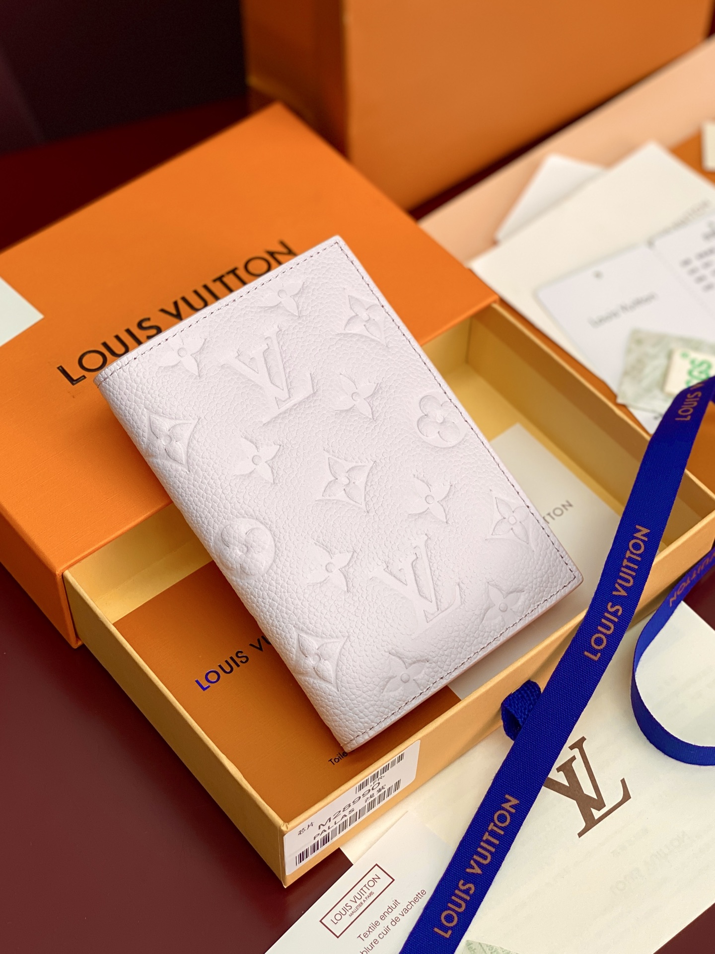 NO:853434,M28990 light purple!  Chip version!  This Rosalie passport holder is made of Monogram Empreinte leather dip-dyed in elegant tones, and the dyed edges are used to outline subtle contrasts, celebrating the elegance and femininity. When opening and closing, the Monogram Feuillage print is reflected on the inner flap. The pocket-sized configuration contains a well-organized space layout, equipped with multiple pockets and card compartments, and can easily store your belongings. 11 x 8 x 2.5 cm (length x height x width)., LV wallet, louis  vuitton,wallets19860909M28990 浅紫色！芯片版！本款 Rosalie 护照夹为 Monogram Empreinte 皮革浸染雅致色调,再借染色边缘勾勒细腻对比,礼赞典雅精神与柔美韵致.启合之间,于内翻盖处映现 Monogram Feuillage 印花.袖珍构型蕴藏井然空间布局,配备多重口袋与卡片夹层,从容收纳随身物品. 11 x 8 x 2.5 厘米 (长度 x 高 x 宽).,LV钱包,louis vuitton,wallets,欧美剧