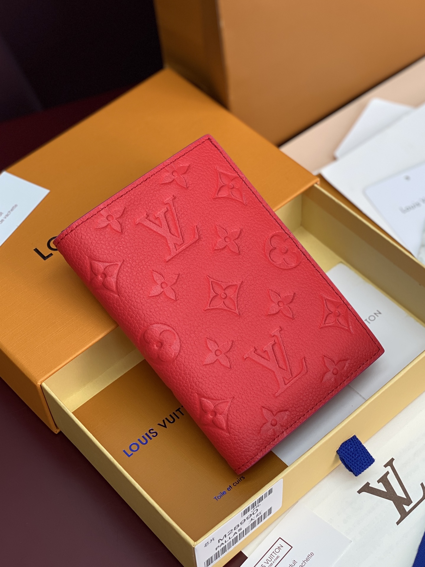 NO:853446,M28990 Big red!  Chip version!  This Rosalie passport holder is made of Monogram Empreinte leather dip-dyed in elegant tones, and the dyed edges are used to outline subtle contrasts, celebrating the elegance and femininity. When opening and closing, the Monogram Feuillage print is reflected on the inner flap. The pocket-sized configuration contains a well-organized space layout, equipped with multiple pockets and card compartments, and can easily store your belongings. 11 x 8 x 2.5 cm (length x height x width)., LV wallet, louis  vuitton,wallets19860909M28990 大红色！芯片版！本款 Rosalie 护照夹为 Monogram Empreinte 皮革浸染雅致色调,再借染色边缘勾勒细腻对比,礼赞典雅精神与柔美韵致.启合之间,于内翻盖处映现 Monogram Feuillage 印花.袖珍构型蕴藏井然空间布局,配备多重口袋与卡片夹层,从容收纳随身物品. 11 x 8 x 2.5 厘米 (长度 x 高 x 宽).,LV钱包,louis vuitton,wallets,欧美剧