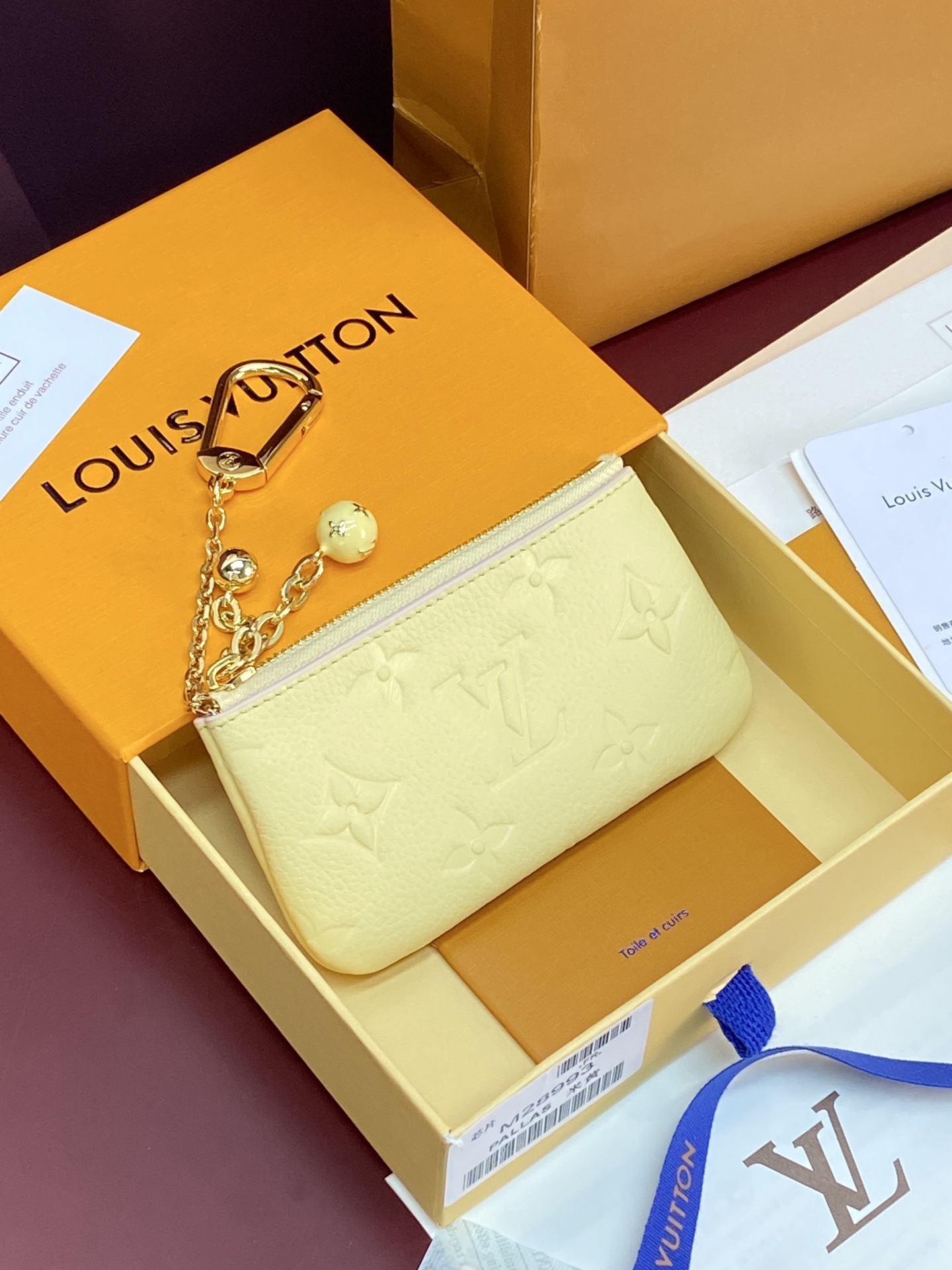 NO:854109,M28993 beige!  Chip version!  Key bag, this key bag reflects the new season style with elegant tones, rich in soft details, and embellished with Monogram Feuillage prints on the inside, showing a sense of agility between opening and closing. Monogram Empreinte leather is matched with contrast-effect dyed edges, and spherical enamel and metal pendants illuminate the zipper pull design. The exquisite structure is functional and can properly store personal cards and change. 12 x 7 x 1.5 cm  (length x height x width).,LV wallet,louis vuitton,wallets19860909M28993 米黄！芯片版！钥匙包、本款钥匙包以雅致色调焕现新季风采,融蕴丰富柔美细节,内里点缀 Monogram Feuillage 印花图案,于启合之间流露灵动意趣.Monogram Empreinte 皮革搭配撞色效果染色边缘,球形珐琅与金属挂饰点亮拉链头设计.玲珑构型兼具功能考量,可妥帖收纳随身卡片与零钱. 12 x 7 x 1.5 厘米 (长度 x 高 x 宽).,LV钱包,louis vuitton,wallets,欧美剧