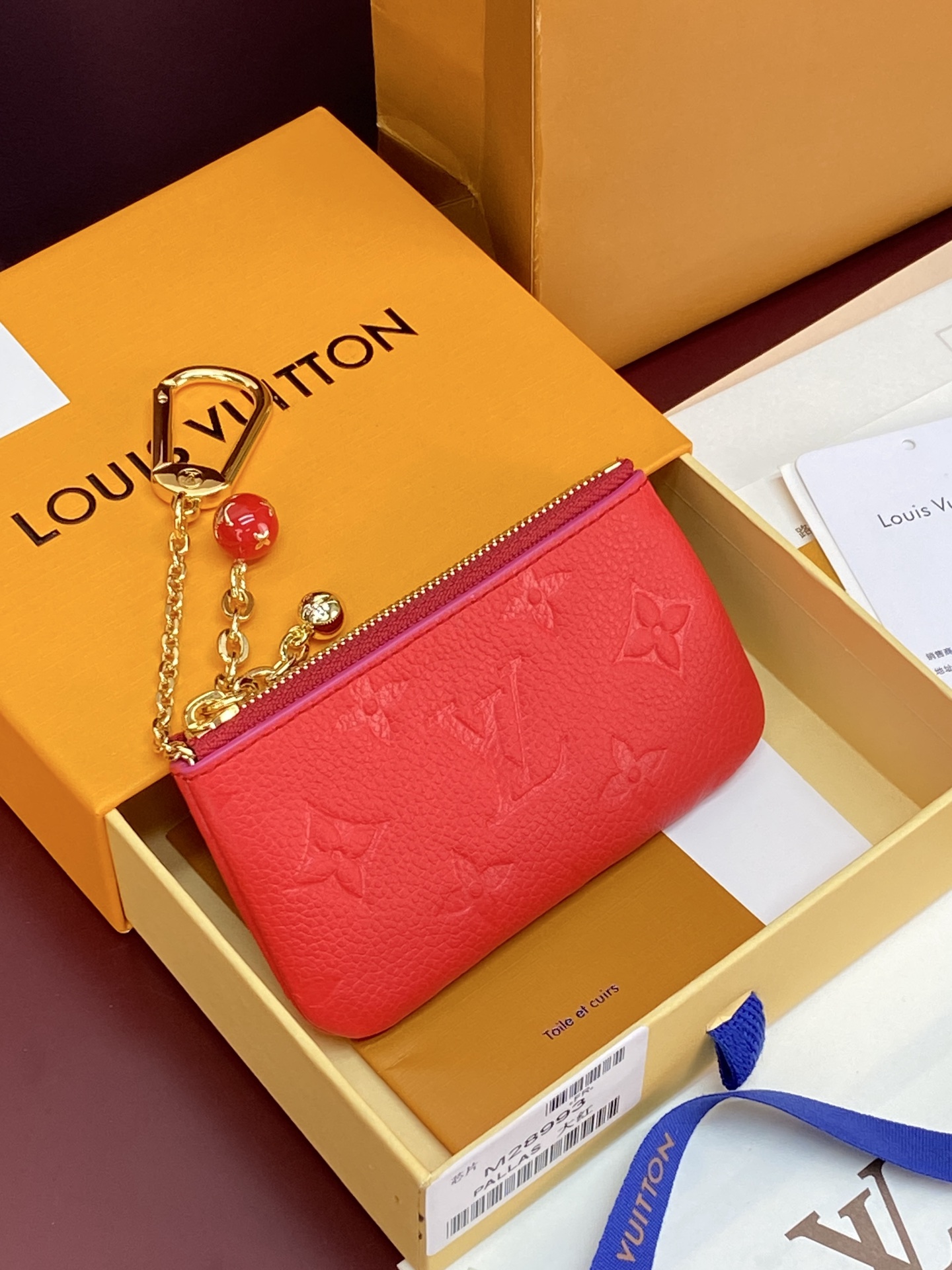 NO:854118,M28993 is red!  Chip version!  Key bag, this key bag reflects the new season style with elegant tones, rich in soft details, and embellished with Monogram Feuillage prints on the inside, showing a sense of agility between opening and closing. Monogram Empreinte leather is matched with contrast-effect dyed edges, and spherical enamel and metal pendants illuminate the zipper pull design. The exquisite structure is functional and can properly store personal cards and change. 12 x 7 x 1.5 cm  (length x height x width).,LV wallet,louis vuitton,wallets19860909M28993 大红！芯片版！钥匙包、本款钥匙包以雅致色调焕现新季风采,融蕴丰富柔美细节,内里点缀 Monogram Feuillage 印花图案,于启合之间流露灵动意趣.Monogram Empreinte 皮革搭配撞色效果染色边缘,球形珐琅与金属挂饰点亮拉链头设计.玲珑构型兼具功能考量,可妥帖收纳随身卡片与零钱. 12 x 7 x 1.5 厘米 (长度 x 高 x 宽).,LV钱包,louis vuitton,wallets,欧美剧