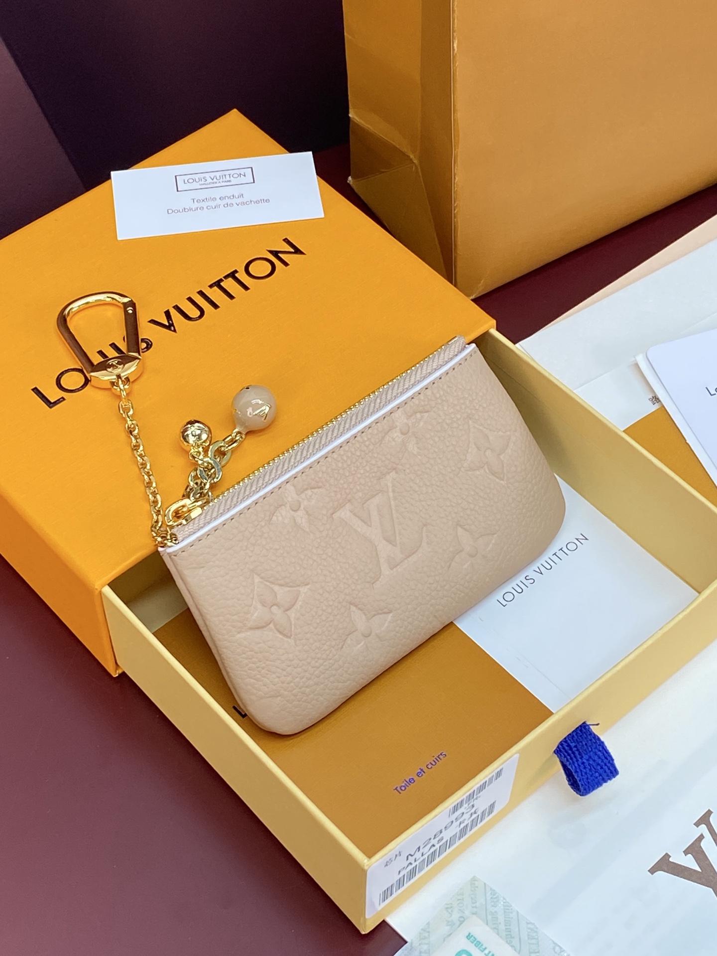 NO:854088,M28993 Khaki!  Chip version!  Key bag, this key bag reflects the new season style with elegant tones, rich in soft details, and embellished with Monogram Feuillage prints on the inside, showing a sense of agility between opening and closing. Monogram Empreinte leather is matched with contrast-effect dyed edges, and spherical enamel and metal pendants illuminate the zipper pull design. The exquisite structure is functional and can properly store personal cards and change. 12 x 7 x 1.5 cm  (length x height x width).,LV wallet,louis vuitton,wallets19860909M28993 卡其！芯片版！钥匙包、本款钥匙包以雅致色调焕现新季风采,融蕴丰富柔美细节,内里点缀 Monogram Feuillage 印花图案,于启合之间流露灵动意趣.Monogram Empreinte 皮革搭配撞色效果染色边缘,球形珐琅与金属挂饰点亮拉链头设计.玲珑构型兼具功能考量,可妥帖收纳随身卡片与零钱. 12 x 7 x 1.5 厘米 (长度 x 高 x 宽).,LV钱包,louis vuitton,wallets,欧美剧