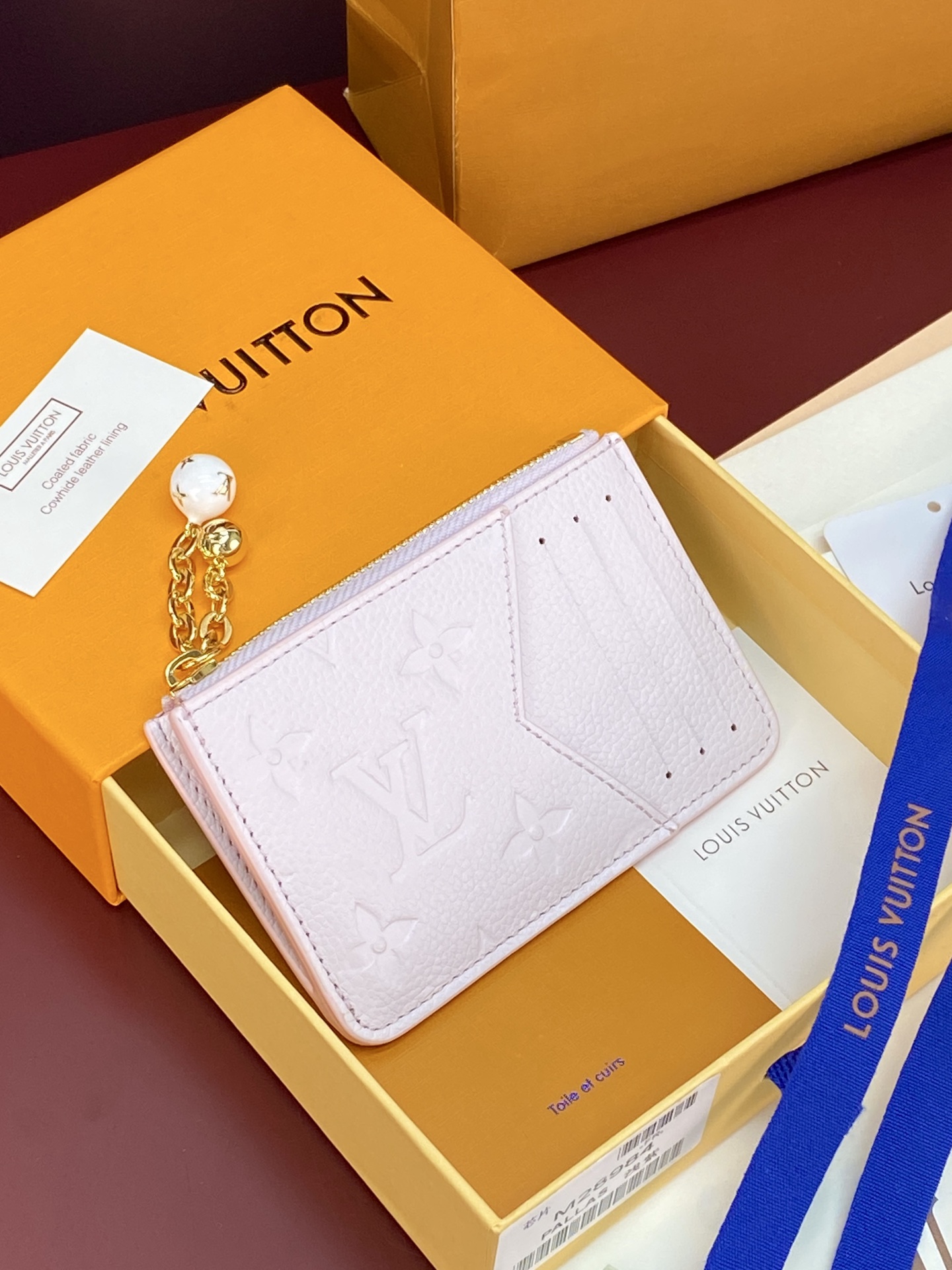 NO:853977,M28984 Light purple!  Chip version!  The Romy card holder combines the functional elements of a accordion zipper bag with the simple style of a traditional card holder. Monogram canvas with colorful leather lining. L*Circle metal zipper puller with rich details. Can accommodate banknotes, coins or receipts. size12x8x0.8cm., LV wallet, louis vuitton, wallets19860909M28984 浅紫色！芯片版！Romy 卡夹兼备风琴拉链袋的功能元素和传统卡夹的简约格调 Monogram 帆布搭配彩色皮革内衬 L*Circle 金属拉链头丰富细节 可容纳纸钞 硬币或票据 size12x8x0.8cm.,LV钱包,louis vuitton,wallets,欧美剧