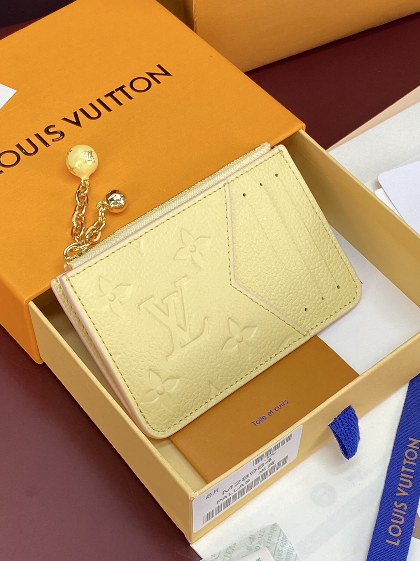 NO:854001,M28984 Beige!  Chip version!  The Romy card holder combines the functional elements of a accordion zipper bag with the simple style of a traditional card holder. Monogram canvas with colorful leather lining. L*Circle metal zipper puller with rich details. Can accommodate banknotes, coins or receipts. size12x8x0.8cm., LV wallet, louis vuitton, wallets19860909M28984 米黄色！芯片版！Romy 卡夹兼备风琴拉链袋的功能元素和传统卡夹的简约格调 Monogram 帆布搭配彩色皮革内衬 L*Circle 金属拉链头丰富细节 可容纳纸钞 硬币或票据 size12x8x0.8cm.,LV钱包,louis vuitton,wallets,欧美剧