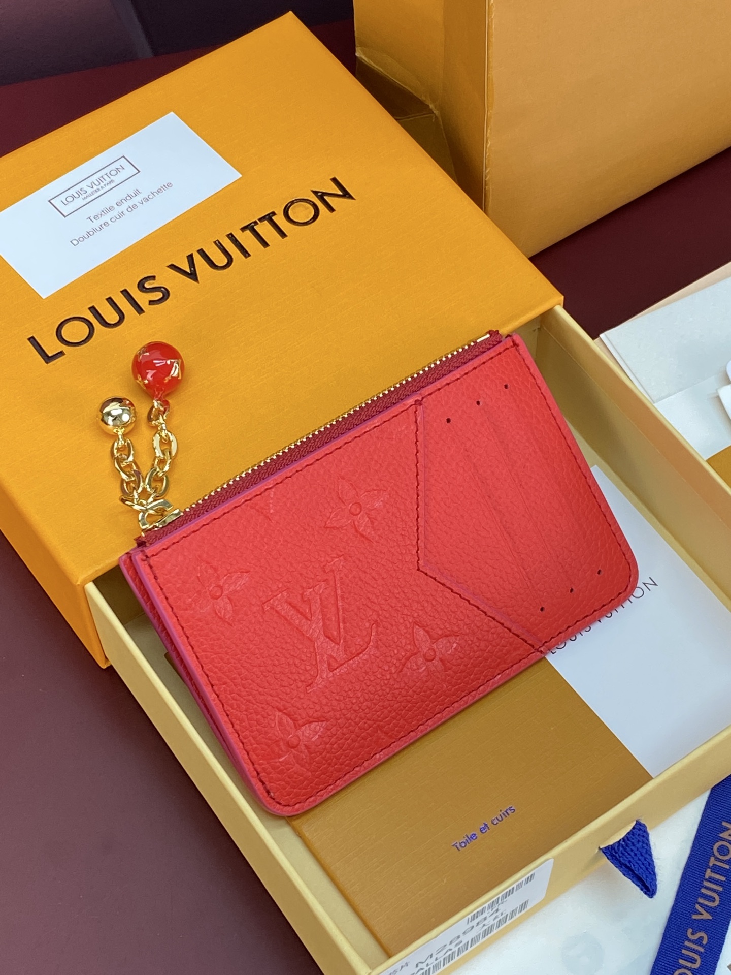 NO:854012,M28984 Big red!  Chip version!  The Romy card holder combines the functional elements of a accordion zipper bag with the simple style of a traditional card holder. Monogram canvas with colorful leather lining. L*Circle metal zipper puller with rich details. Can accommodate banknotes, coins or receipts. size12x8x0.8cm., LV wallet, louis vuitton, wallets19860909M28984 大红色！芯片版！Romy 卡夹兼备风琴拉链袋的功能元素和传统卡夹的简约格调 Monogram 帆布搭配彩色皮革内衬 L*Circle 金属拉链头丰富细节 可容纳纸钞 硬币或票据 size12x8x0.8cm.,LV钱包,louis vuitton,wallets,欧美剧