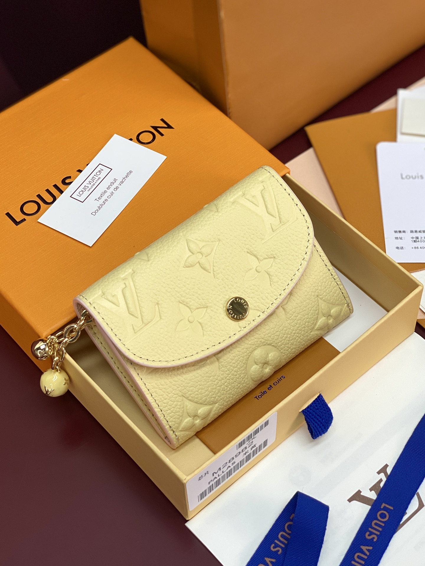 NO:854023,M28982 Beige!  Chip version!  ROSALIE coin purse, this Rosalie coin purse is made of Monogram Empreinte leather dip-dyed in elegant tones, and the dyed edges are used to outline delicate contrasts, praising the elegant spirit and feminine charm. The zipper is flexibly embellished with exquisite spherical charms, and the Monogram Feuillage print is reflected on the inner flap when it is opened and closed. The compact shape contains a well-organized space layout, equipped with multiple pockets and card compartments to easily store personal belongings. 11 x 8  x 2.5 cm (length x height x width).,LV wallet,louis vuitton,wallets19860909M28982 米黄色！芯片版！ROSALIE 零钱包、本款 Rosalie 零钱包为 Monogram Empreinte 皮革浸染雅致色调,再借染色边缘勾勒细腻对比,礼赞典雅精神与柔美韵致.拉链灵动点缀玲珑球形挂饰,启合之间,于内翻盖处映现 Monogram Feuillage 印花.袖珍构型蕴藏井然空间布局,配备多重口袋与卡片夹层,从容收纳随身物品. 11 x 8 x 2.5 厘米 (长度 x 高 x 宽).,LV钱包,louis vuitton,wallets,欧美剧