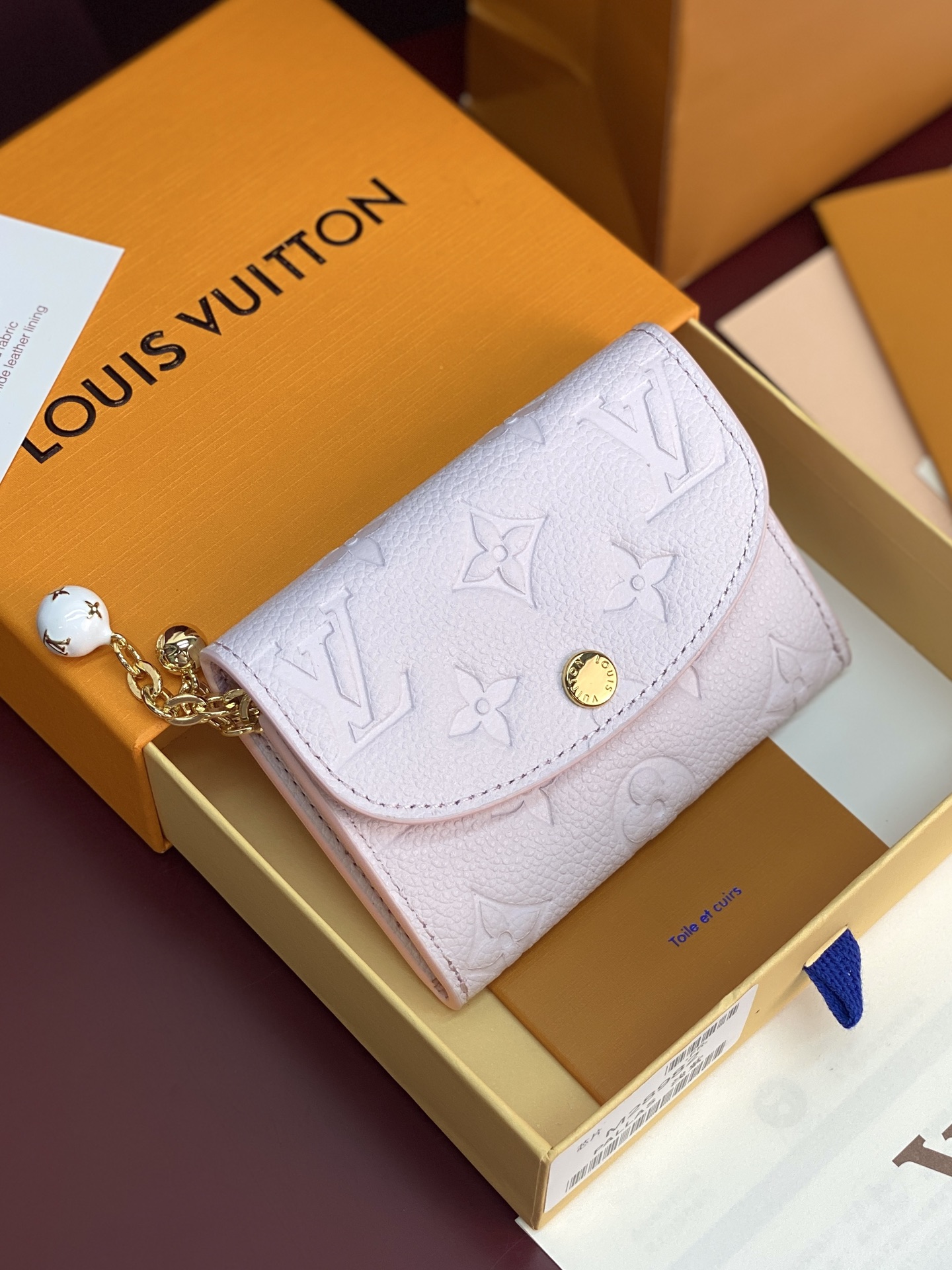 NO:854034,M28982 Light purple!  Chip version!  ROSALIE coin purse, this Rosalie coin purse is made of Monogram Empreinte leather dip-dyed in elegant tones, and the dyed edges are used to outline delicate contrasts, praising the elegant spirit and feminine charm. The zipper is flexibly embellished with exquisite spherical charms, and the Monogram Feuillage print is reflected on the inner flap when it is opened and closed. The compact shape contains a well-organized space layout, equipped with multiple pockets and card compartments to easily store personal belongings. 11 x 8  x 2.5 cm (length x height x width).,LV wallet,louis vuitton,wallets19860909M28982 浅紫色！芯片版！ROSALIE 零钱包、本款 Rosalie 零钱包为 Monogram Empreinte 皮革浸染雅致色调,再借染色边缘勾勒细腻对比,礼赞典雅精神与柔美韵致.拉链灵动点缀玲珑球形挂饰,启合之间,于内翻盖处映现 Monogram Feuillage 印花.袖珍构型蕴藏井然空间布局,配备多重口袋与卡片夹层,从容收纳随身物品. 11 x 8 x 2.5 厘米 (长度 x 高 x 宽).,LV钱包,louis vuitton,wallets,欧美剧