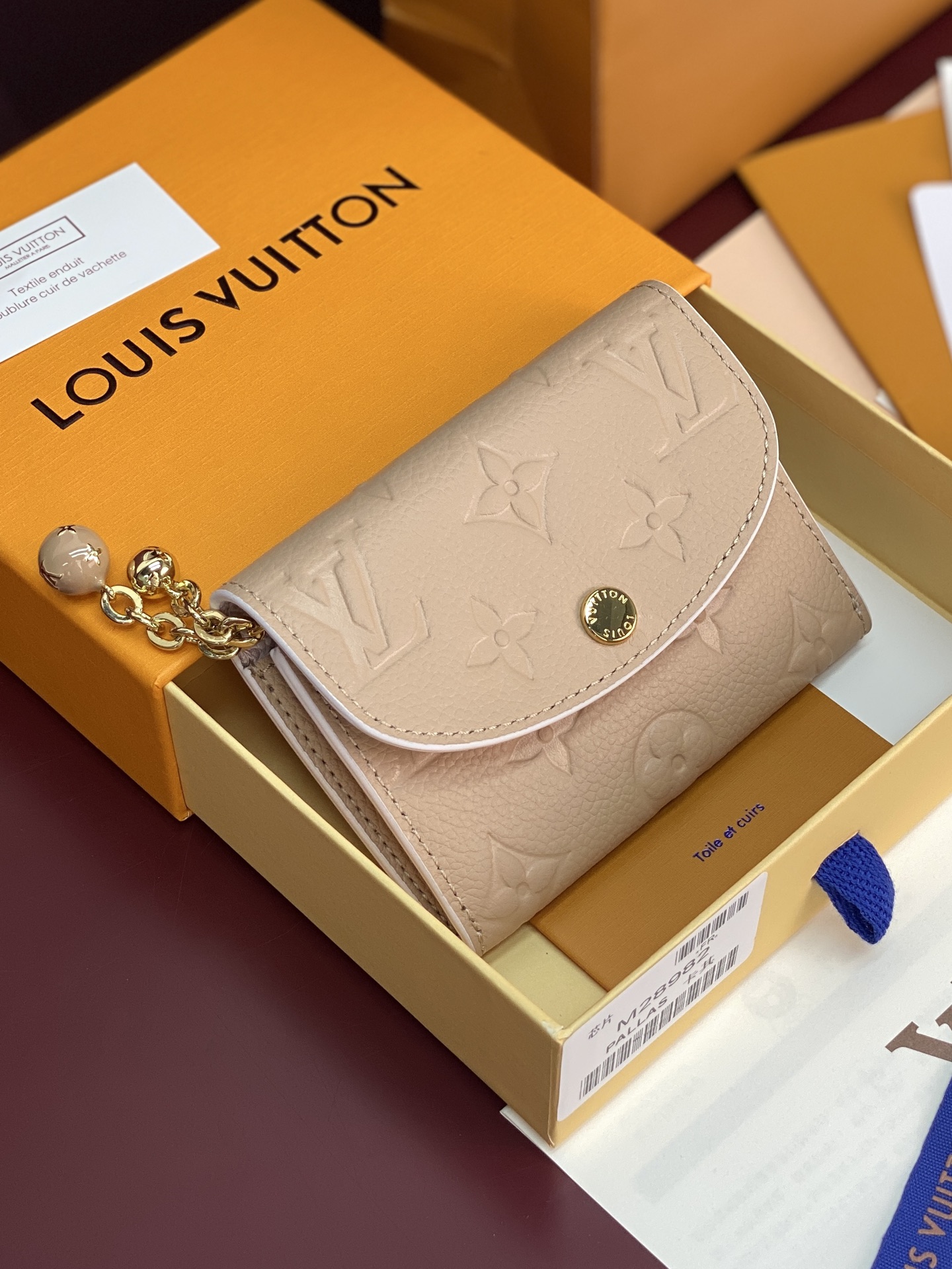 NO:854046,M28982 Khaki!  Chip version!  ROSALIE coin purse, this Rosalie coin purse is made of Monogram Empreinte leather dip-dyed in elegant tones, and the dyed edges are used to outline delicate contrasts, praising the elegant spirit and feminine charm. The zipper is flexibly embellished with exquisite spherical charms, and the Monogram Feuillage print is reflected on the inner flap when it is opened and closed. The compact shape contains a well-organized space layout, equipped with multiple pockets and card compartments to easily store personal belongings. 11 x 8  x 2.5 cm (length x height x width).,LV wallet,louis vuitton,wallets19860909M28982 卡其色！芯片版！ROSALIE 零钱包、本款 Rosalie 零钱包为 Monogram Empreinte 皮革浸染雅致色调,再借染色边缘勾勒细腻对比,礼赞典雅精神与柔美韵致.拉链灵动点缀玲珑球形挂饰,启合之间,于内翻盖处映现 Monogram Feuillage 印花.袖珍构型蕴藏井然空间布局,配备多重口袋与卡片夹层,从容收纳随身物品. 11 x 8 x 2.5 厘米 (长度 x 高 x 宽).,LV钱包,louis vuitton,wallets,欧美剧