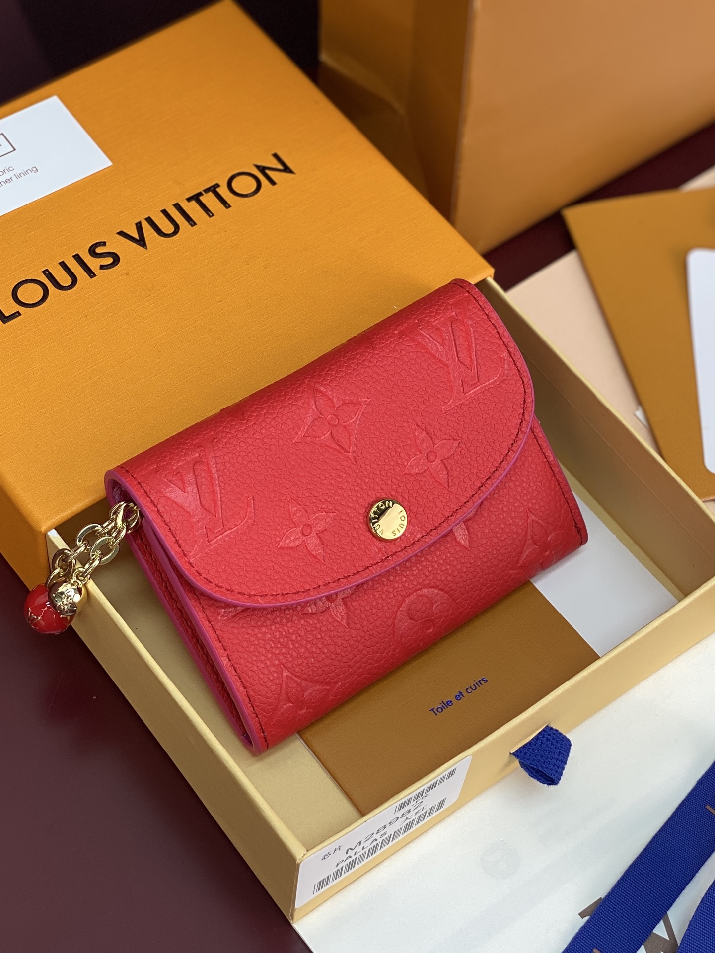 NO:854057,M28982 Big red!  Chip version!  ROSALIE coin purse, this Rosalie coin purse is made of Monogram Empreinte leather dip-dyed in elegant tones, and the dyed edges are used to outline delicate contrasts, praising the elegant spirit and feminine charm. The zipper is flexibly embellished with exquisite spherical charms, and the Monogram Feuillage print is reflected on the inner flap when it is opened and closed. The compact shape contains a well-organized space layout, equipped with multiple pockets and card compartments to easily store personal belongings. 11 x 8  x 2.5 cm (length x height x width).,LV wallet,louis vuitton,wallets19860909M28982 大红色！芯片版！ROSALIE 零钱包、本款 Rosalie 零钱包为 Monogram Empreinte 皮革浸染雅致色调,再借染色边缘勾勒细腻对比,礼赞典雅精神与柔美韵致.拉链灵动点缀玲珑球形挂饰,启合之间,于内翻盖处映现 Monogram Feuillage 印花.袖珍构型蕴藏井然空间布局,配备多重口袋与卡片夹层,从容收纳随身物品. 11 x 8 x 2.5 厘米 (长度 x 高 x 宽).,LV钱包,louis vuitton,wallets,欧美剧